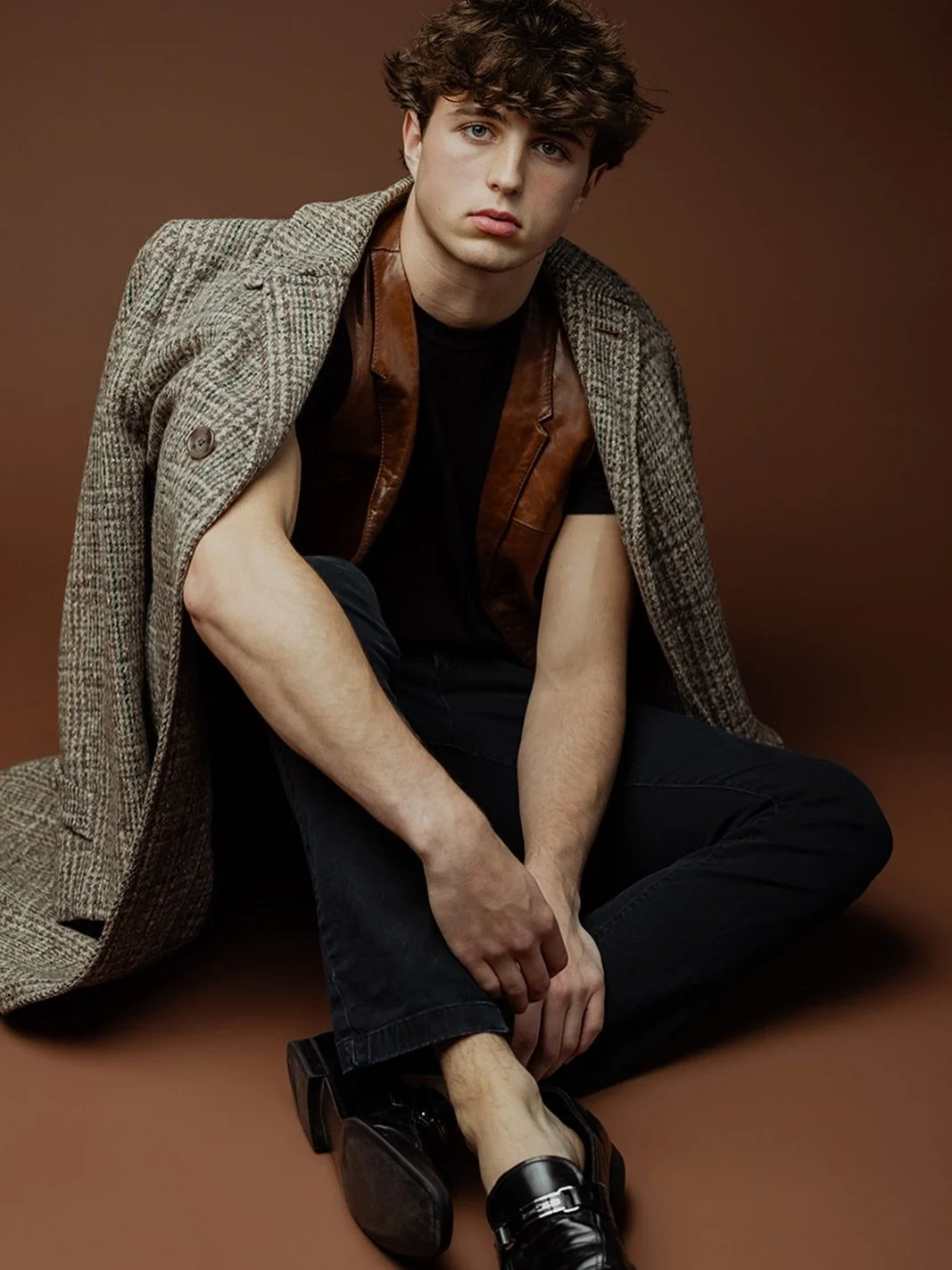 Editorial-ready and full of character. Vintage @prada shoes paired with a classic jacket and vest from @wildmanvintage. Proof that vintage style tells the best stories.

Model @guslarson20 
Photographer @emmaleerathsam
Clothing @wildmanvintage 
Styli