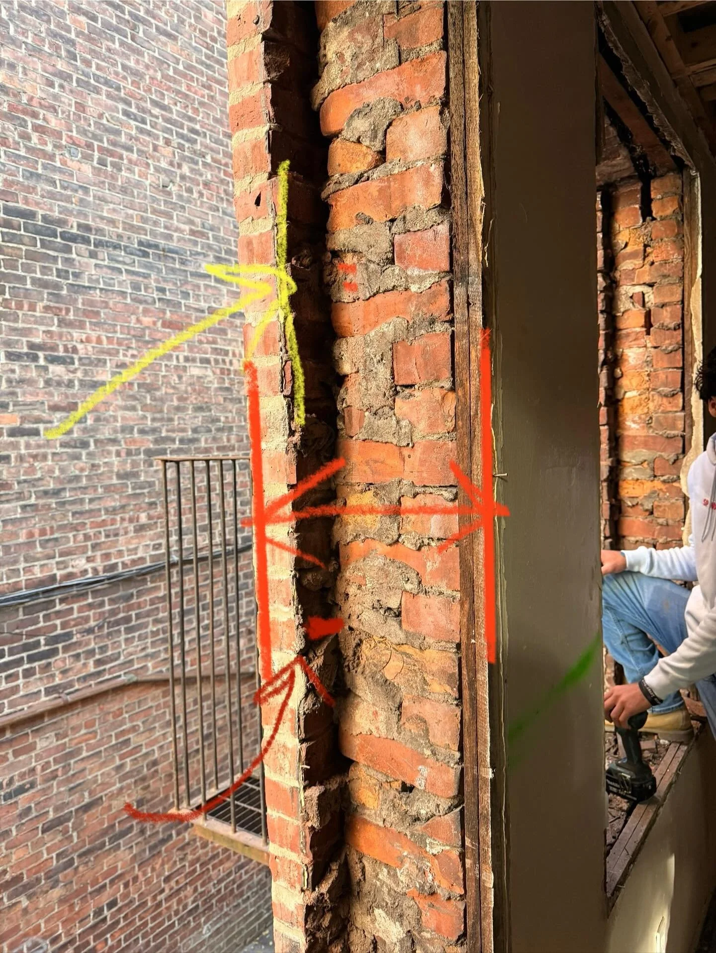 New week, new progress! Windows are being prepped, framing is moving forward, and the site is starting to look great. 💪🏽🔨🚧 what&rsquo;s your Monday looking like?