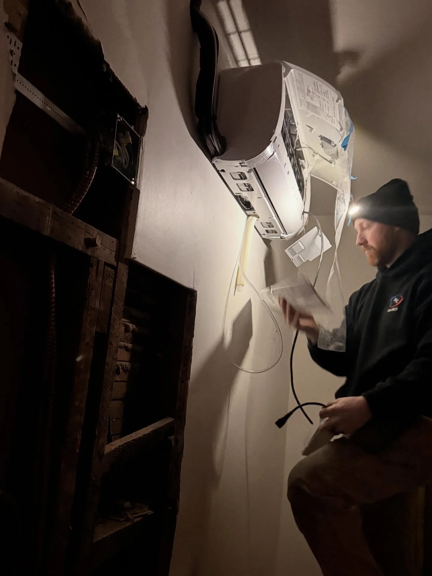 Aalanco HVAC is installing the air handler heads and pumps to ensure the air conditioning system distributes cool air efficiently throughout the building. The pumps help circulate refrigerant and maintain optimal performance of the AC units. 

This i