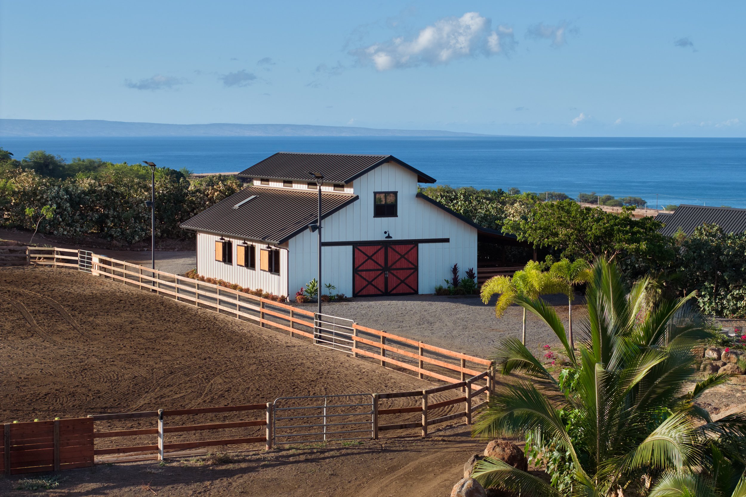WEB_MauiHorseBarn_01.jpg
