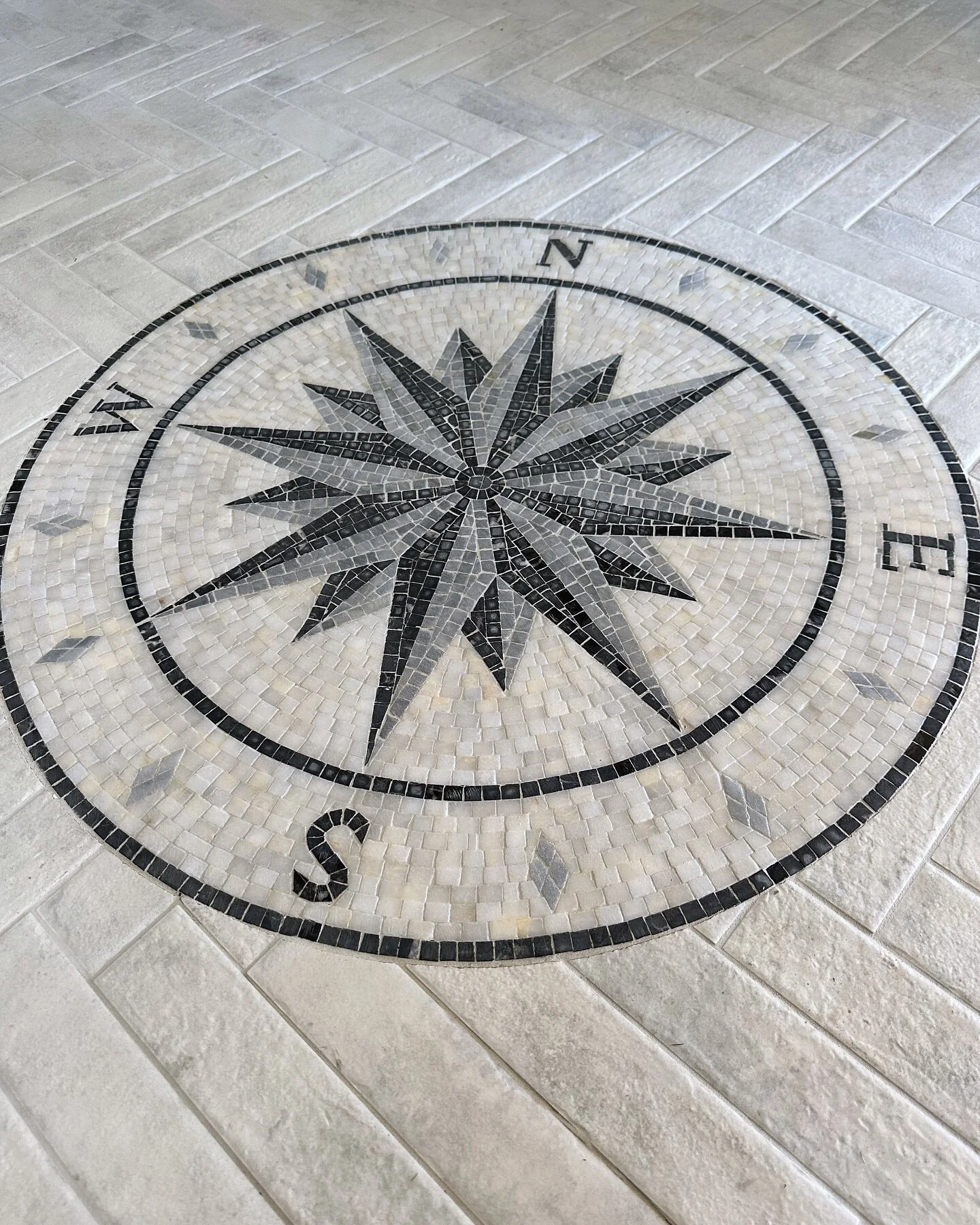 🏺Hand made Turkish compass mosaic with herringbone 🏺 A epic entrance feature pointing true north,the stars have aligned and this entrance is perfection 

#tiledesign #tile #mosaic #tilerspride #tilersofinstagram #tilerslife