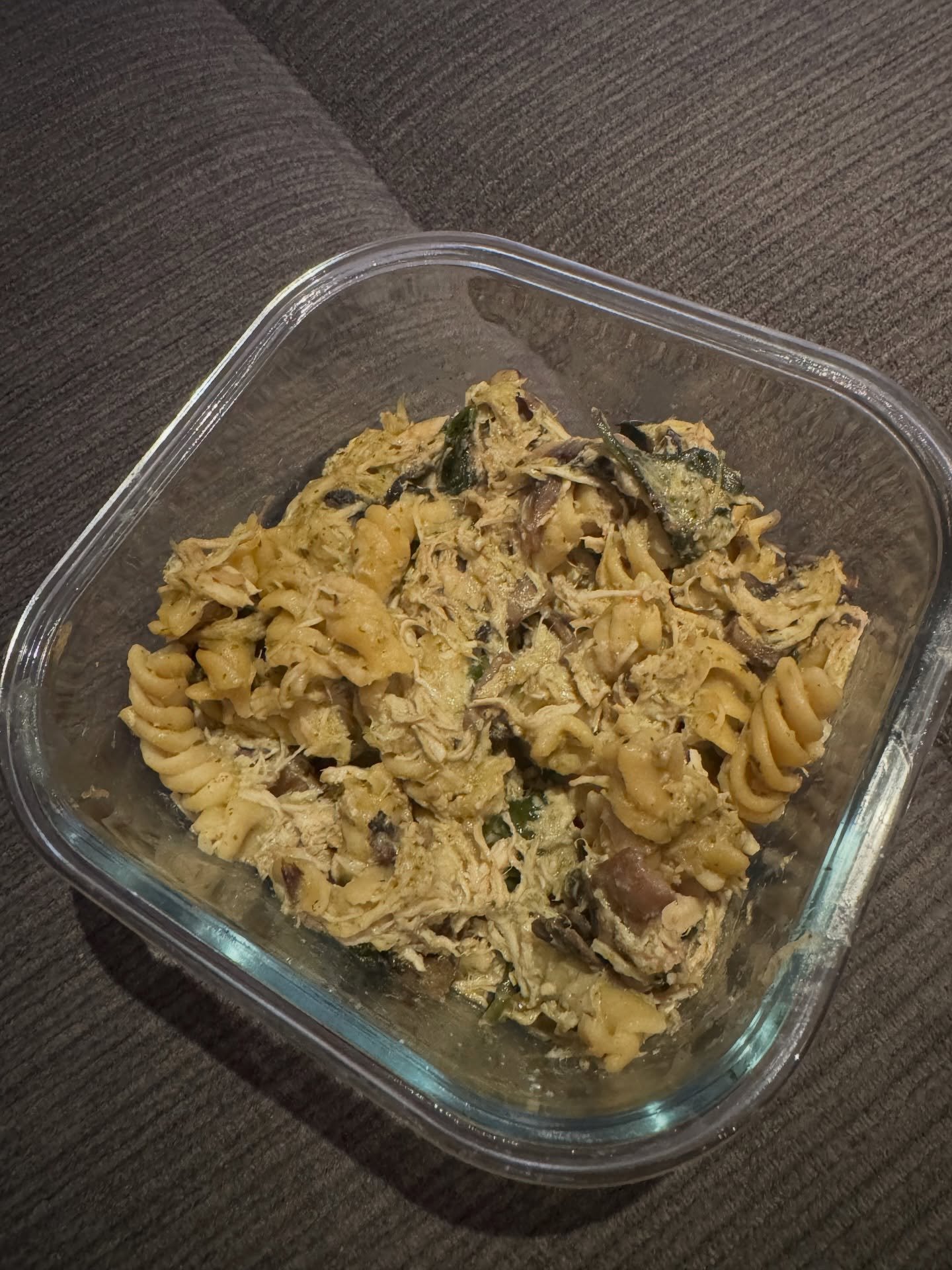 Slow Cooker High Protein Pesto Chicken Pasta 💚🍝

Ingredients:
&bull; 1.5kg chicken breast
&bull; 750g pasta (protein paste spirals)
&bull; 400g jarred pesto
&bull; 500g mushrooms, sliced
&bull; 1.2&ndash;1.4L hot water or chicken stock
&bull; 375g 