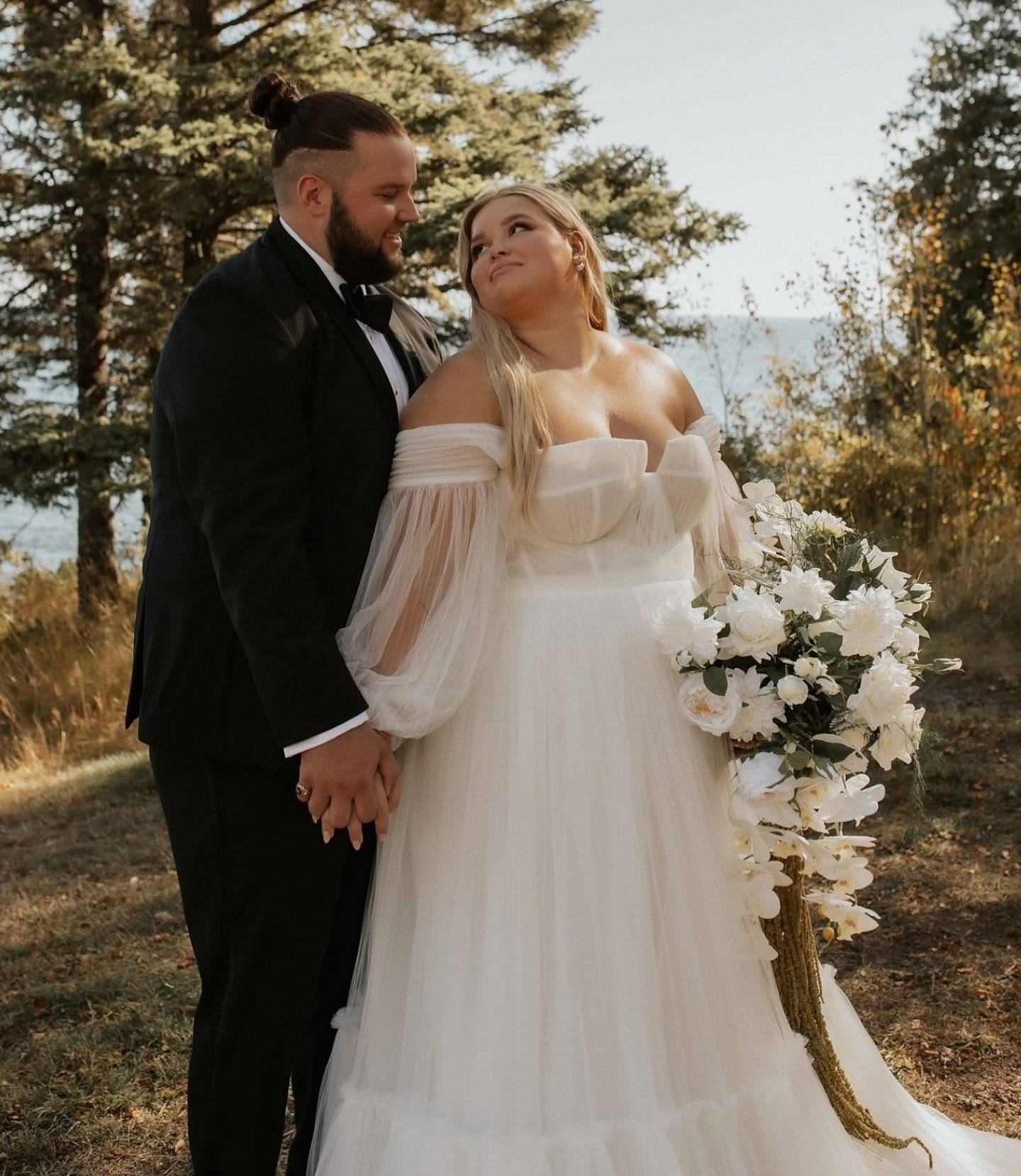 this one is so near and dear to my heart 🥹 our lovely bride Ashley married her best friend up on the north shore a few weeks ago. Her bouquet is a custom cascading, real touch arrangement, filled with so much texture and modern whimsy. Congratulatio