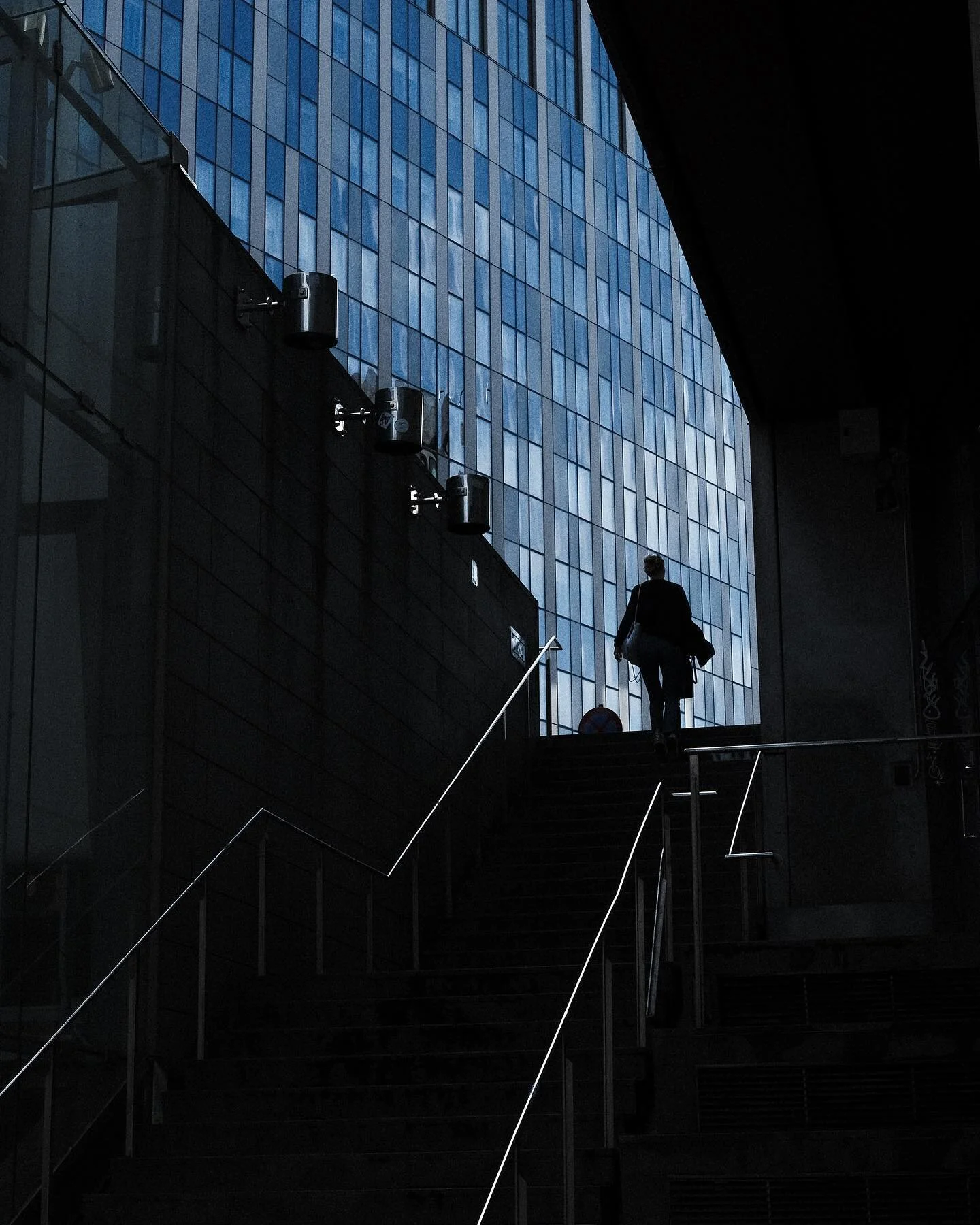 The lasts steps before summer 📸
.
.
.
#fujiframes #fujixe4 #stockholmmoments #streetframez