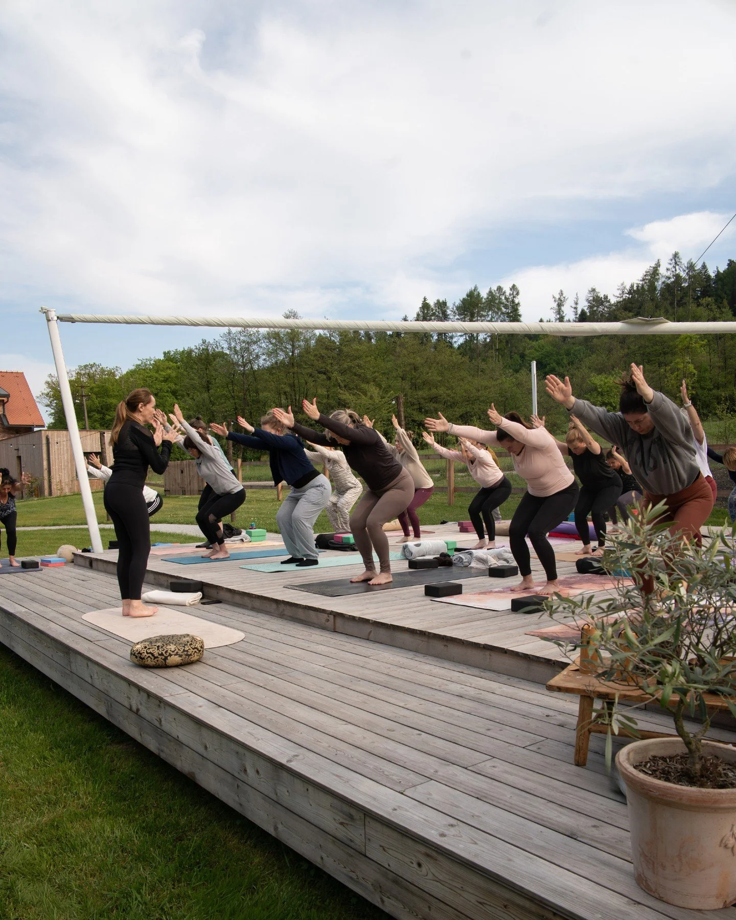 Open Air j&oacute;ga 🧘&zwj;♂️⁠
Zavřete oči a představte si to: &scaron;uměn&iacute; lesa, čist&yacute; vzduch ka&scaron;avsk&eacute; př&iacute;rody a vy na podložce uprostřed zeleně. Slunce pomalu zapad&aacute; a vy m&aacute;te čas konečně vypnout a
