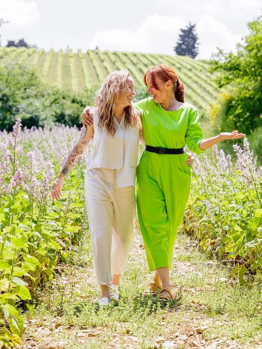 Degustace smyslů 🌿✨

V kouzeln&eacute; zahradě Essenziale v srdci Tosk&aacute;nska, jsme měli možnost se samotn&yacute;m majitelem farmy, navn&iacute;mat magii př&iacute;rodn&iacute; s&iacute;ly typicky tosk&aacute;nsk&yacute;ch bylin. Vyzkou&scaron