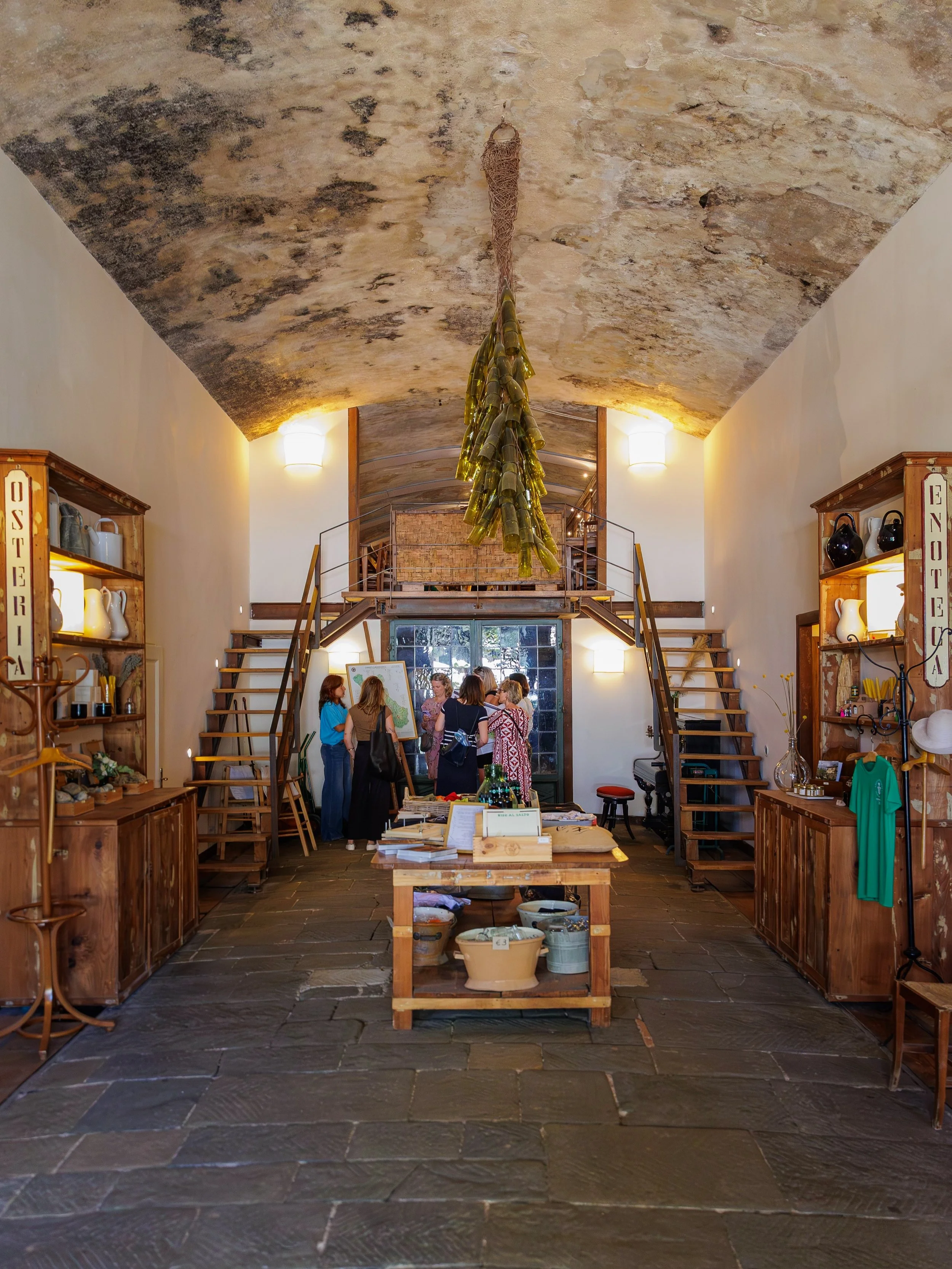 N&aacute;v&scaron;těva historick&eacute;ho vinařstv&iacute; &scaron;lechtick&eacute; rodiny Corsini 🍷

Vyj&iacute;mečn&eacute; vinařstv&iacute; rodiny Corsini @villalecorti sah&aacute; až do 14. stolet&iacute;. Vinice zde d&aacute;vaj&iacute; vznikn