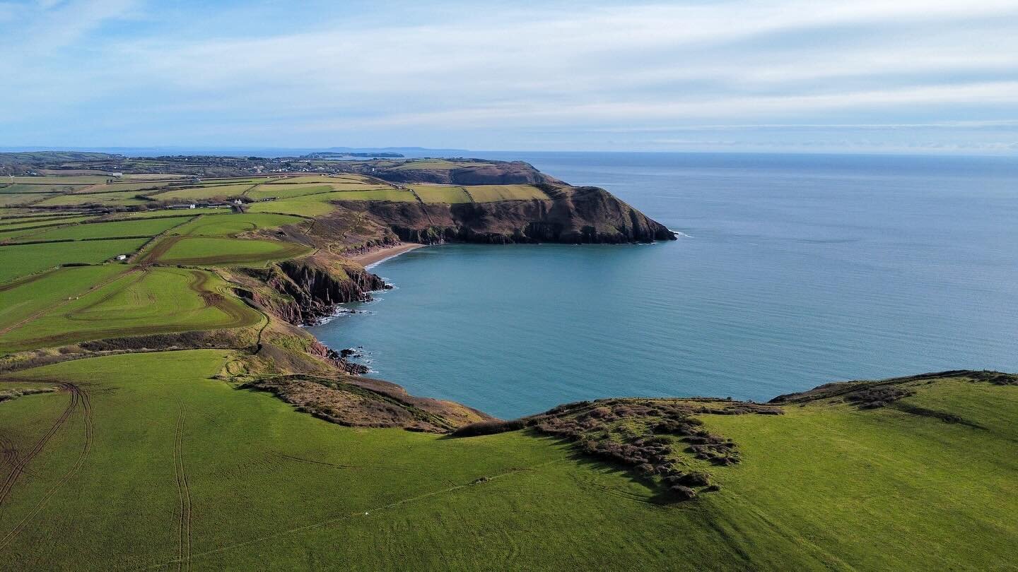 We are so fortunate to be nestled between two beautiful beaches. 

📍 Swanlake Bay, a picture-perfect picnic beach just a 20-minute stroll from us here at Coastland - this beautiful bay is only accessible by foot. 

📍Freshwater East, a quick 5-minut