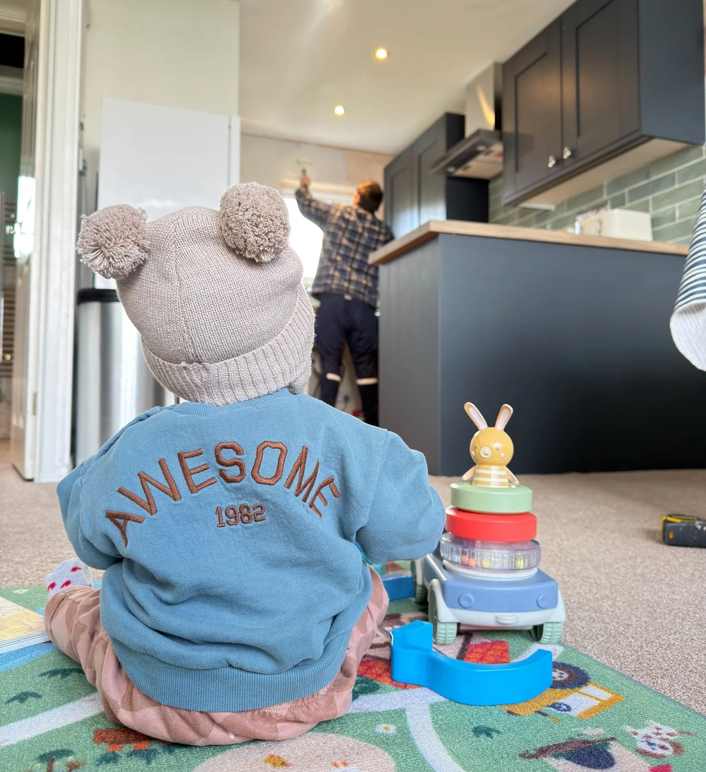 Winter renos look a little different this year&hellip;
One busy dad and one tiny supervisor keeping a close eye on everything. 

The new kitchens in Chalets 8 &amp; 10 are coming together and we are so excited to share the final result.

✨ GIVEAWAY ✨