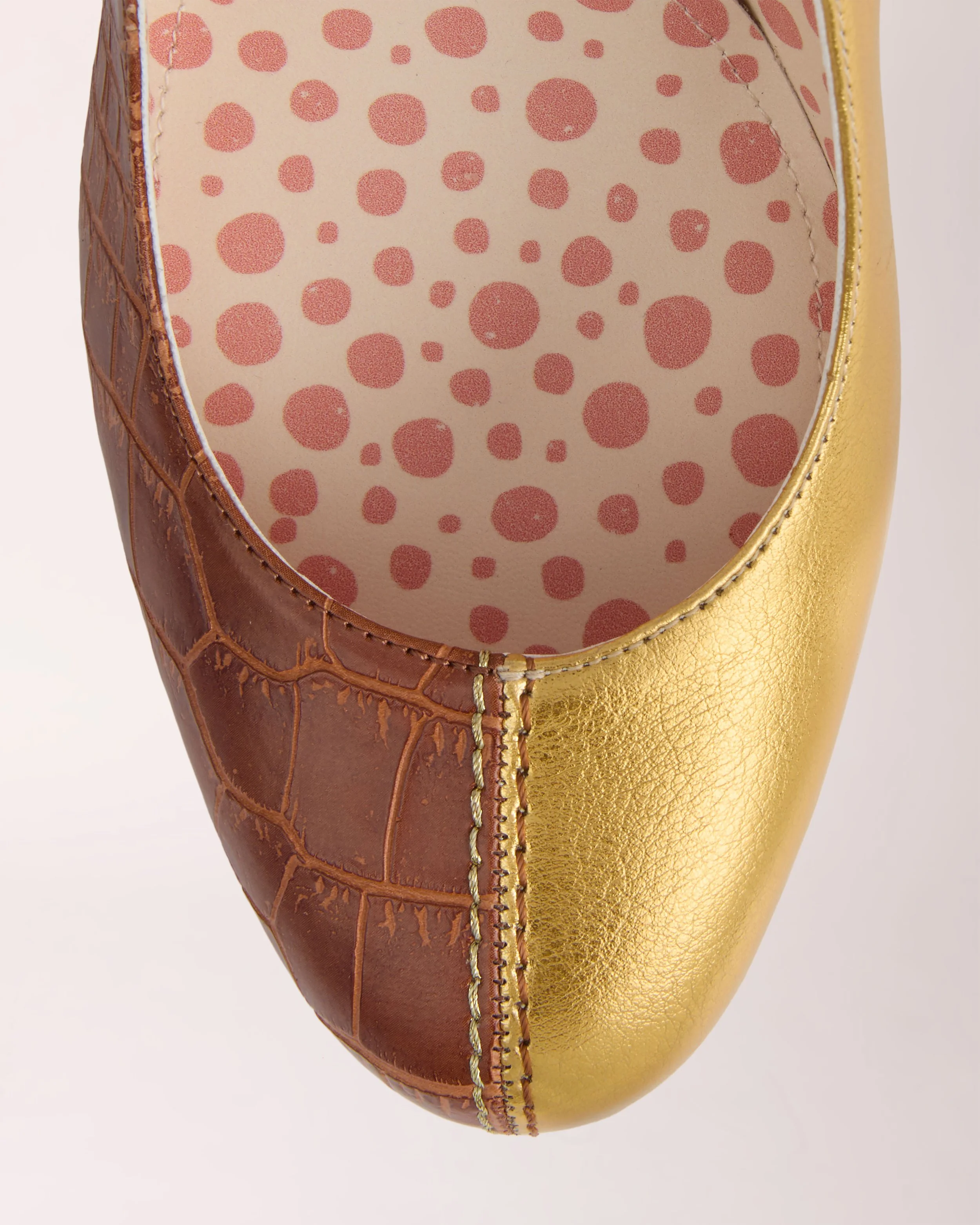 Split Pump Cheeletto in brown croc with gold detail, detail view — luxury handcrafted heels by Cheetah Stories