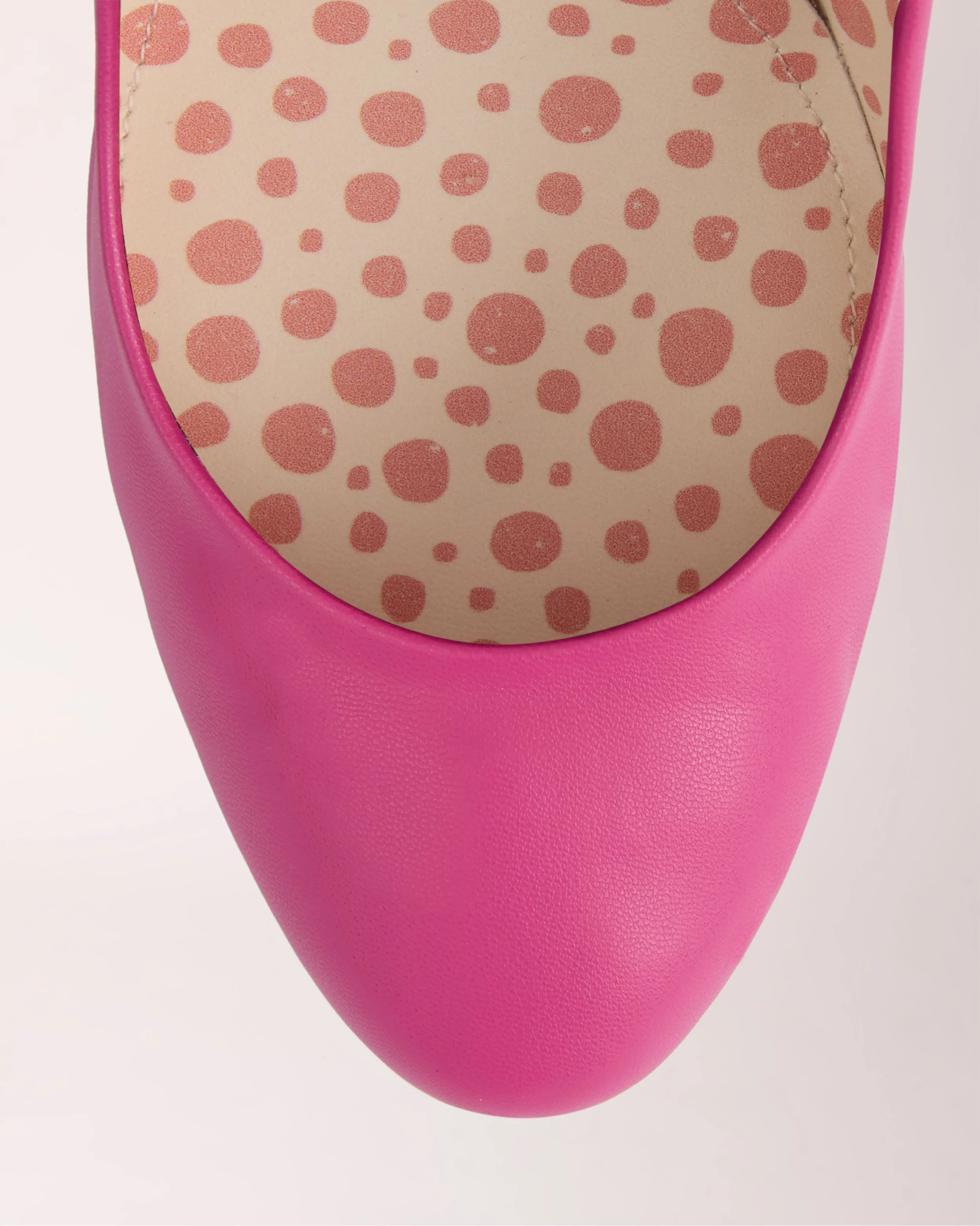 Classic Cheeletto Pump in pink light grain leather, detail view — luxury handcrafted heels by Cheetah Stories