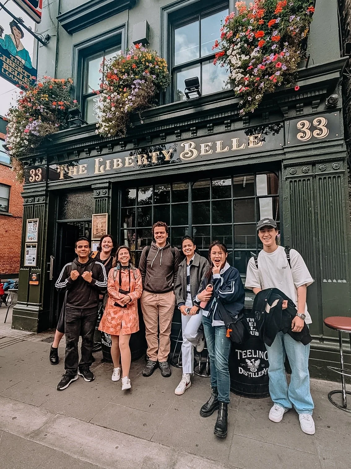 Today our students went to The Liberty Belle to learn to pour their own pints of Guinness. 
Thank you to @thelibertybellepub for welcoming us 💚💚
.
#homeoftheguinness #school #englishschool #learnenglish #studyabroad #qqi #qualityschool #schoolindu