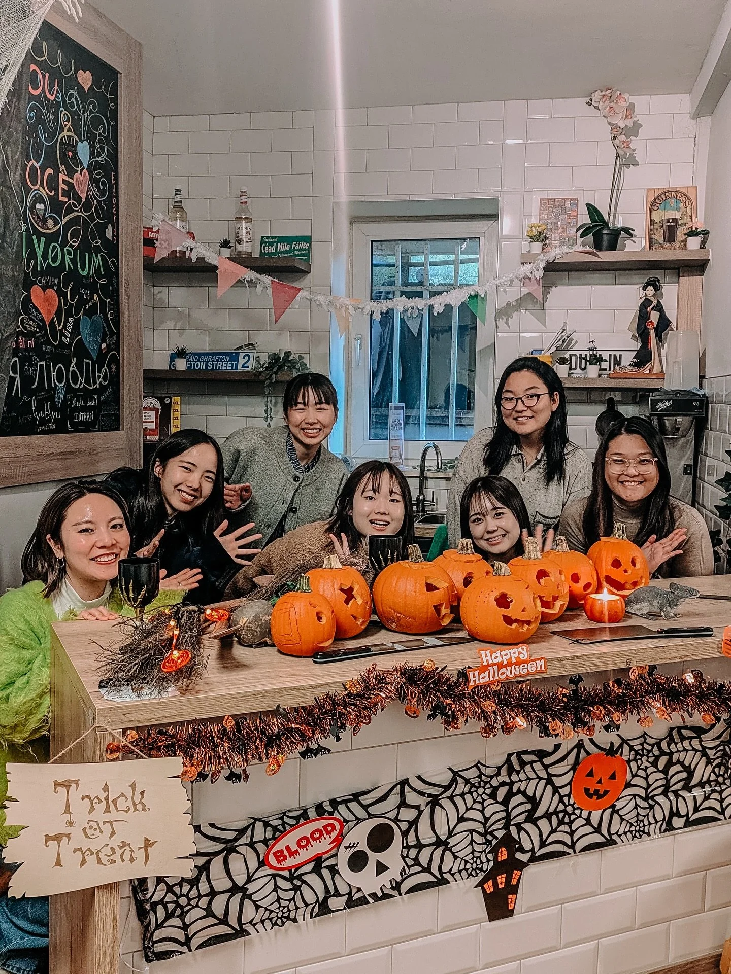 🎃 Today some pumpkin carving took place 🎃 
.
Do you know what a carved pumpkin is called? Tell us in the comments. 
.
#School #englishschool #learnenglish #studyabroad #qqi #qualityschool #schoolindublin #englishschooldublin #languagelearning #lang