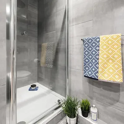 dublin-ardcairn-house-en-suite-bathroom.webp