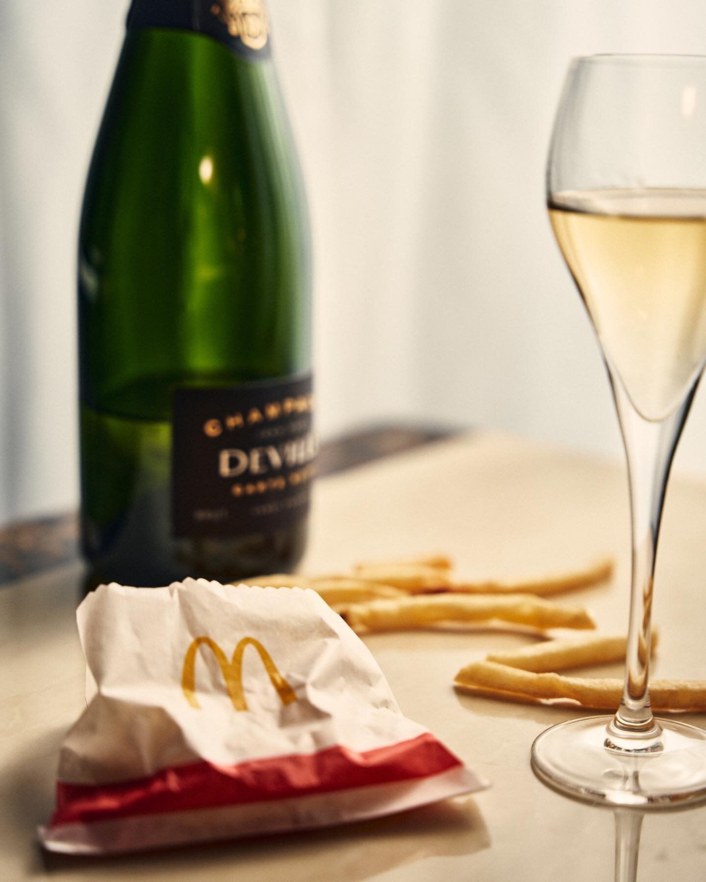 Give us a better combo 💥 

Champagne doesn&rsquo;t just have to be with oysters! Grab yourself some maccies  chips and let the acidity of champagne work wonders - perfect snack 🍟🍾

#hennys #champagne #humpday #balham #wine #foodandwine #biodynamic