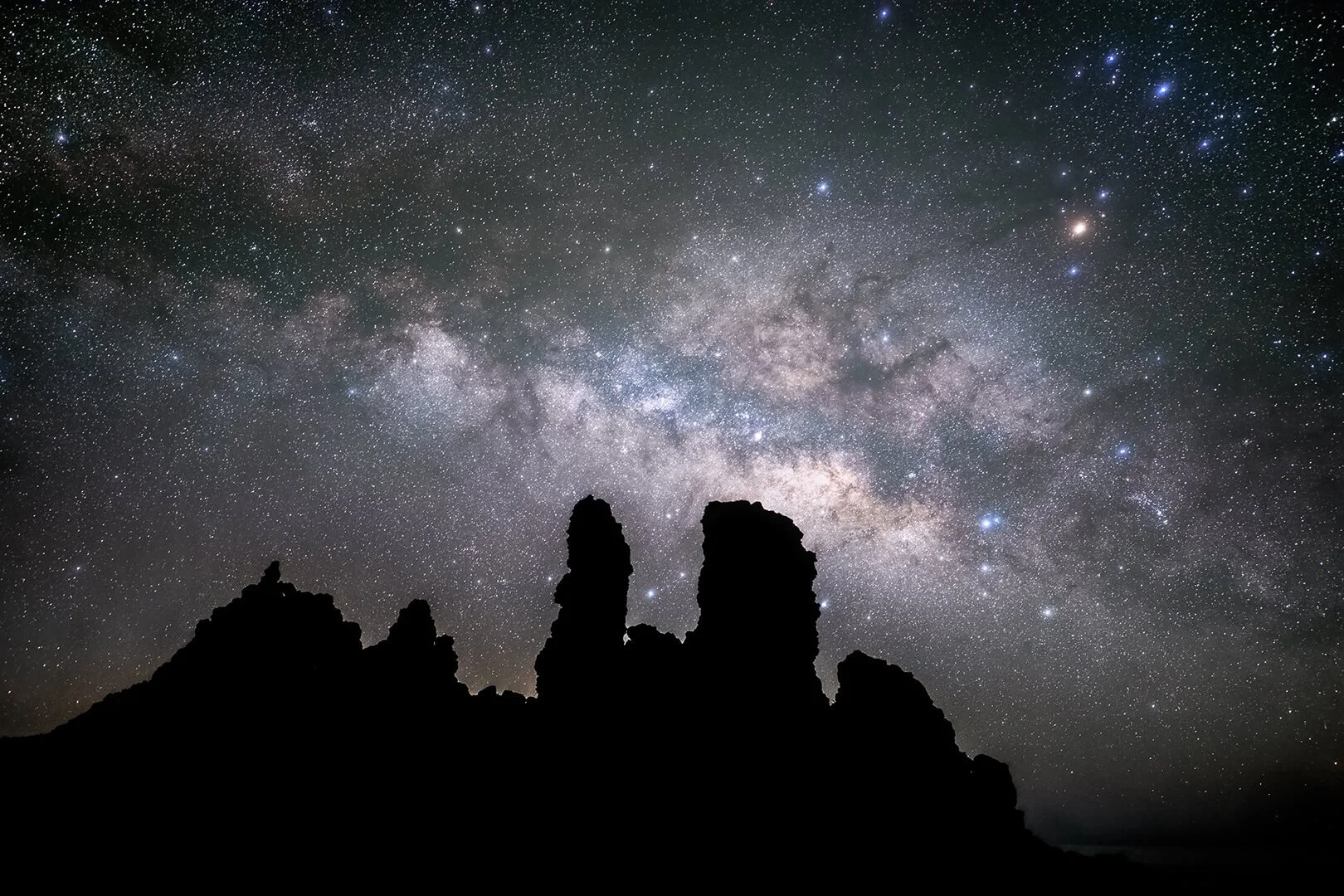 SP26-067 Milky Way over Roques de los Muchachos, Caldera de Taburiente National Park, La Palma (with fog filter).jpg