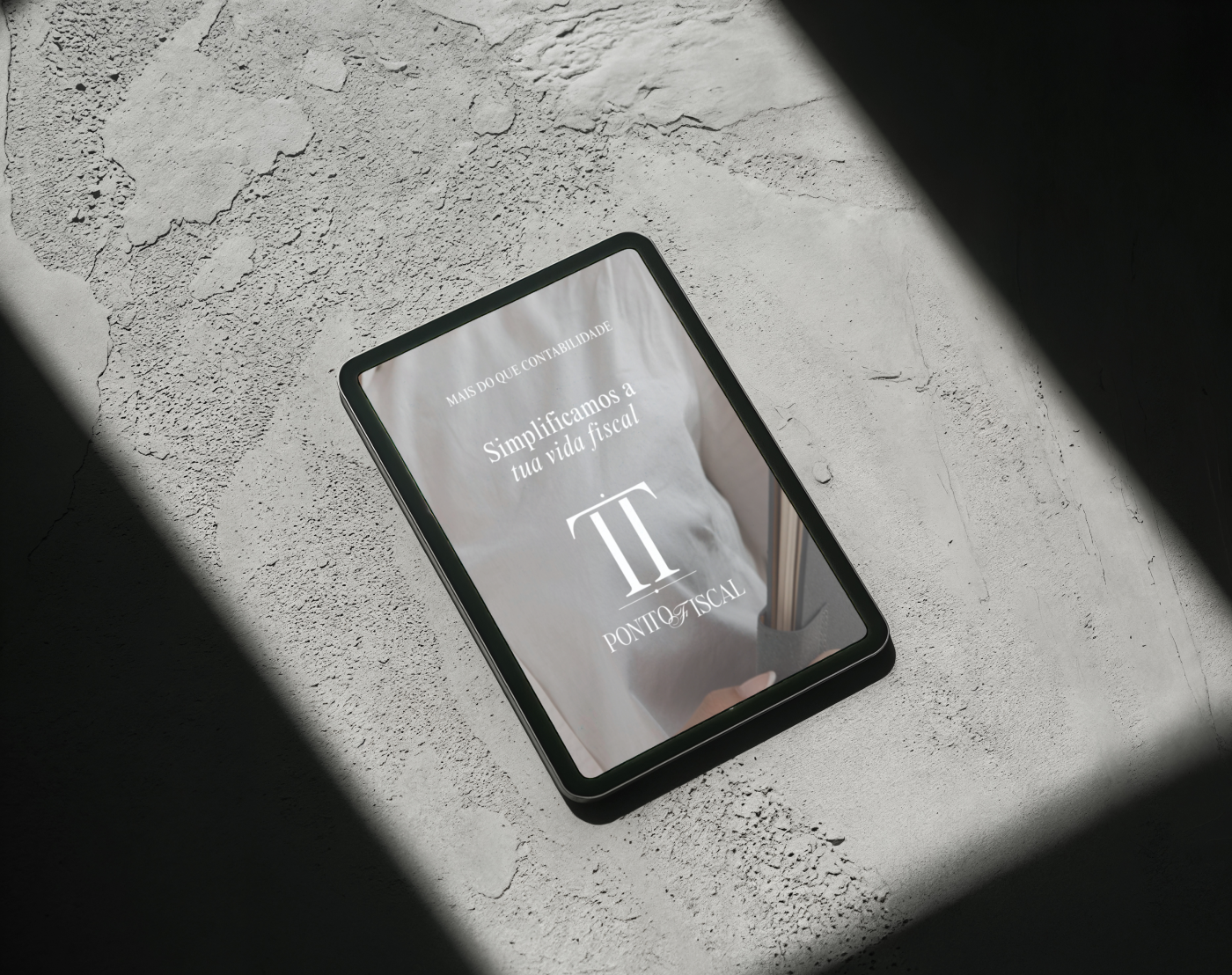 Pontto Fiscal digital brand identity displayed on a tablet, featuring the white TT monogram, elegant typography, and the message “Simplificamos a tua vida fiscal.” Branding designed by Out of Form Studio.