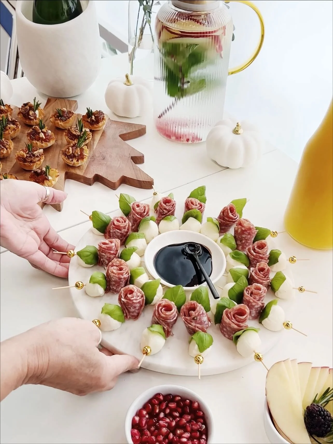 All the love that goes into every detail, curated with care.
⠀
Gourmet bites by Casa Flaqui, brought to life through my mother’s hands, crafted with heart and intention.
⠀
Because art is not only seen, but savored, felt, and remembered. 🤍
#mi