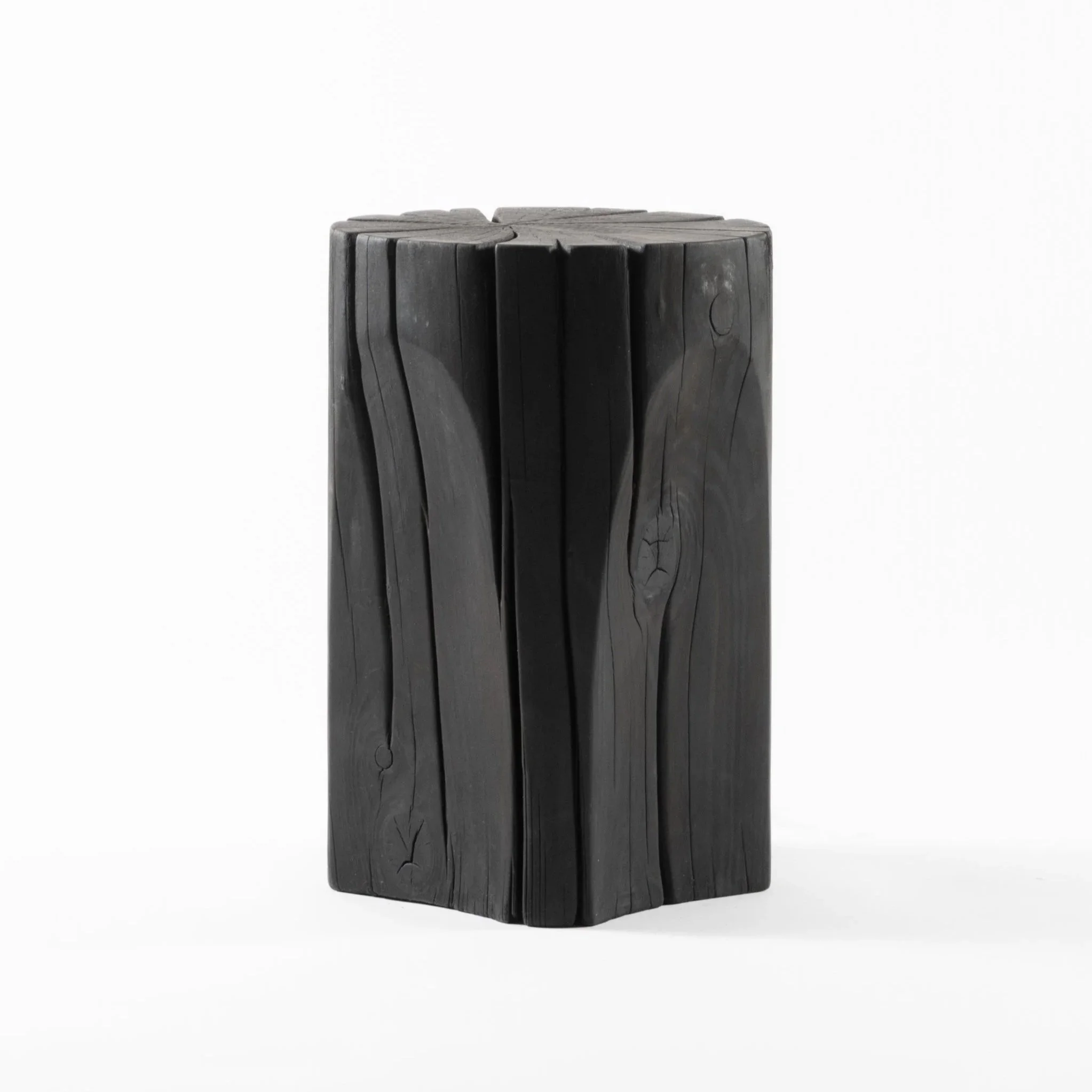 Mueble decorativo de madera negra con acabado envejecido y veta visible, en forma de columna.