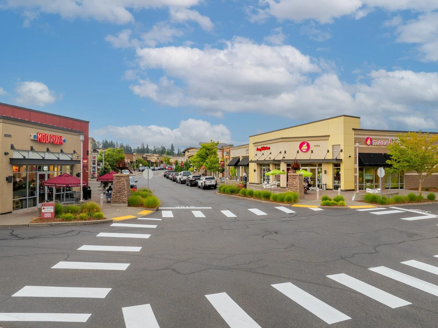 Hit the gym, grab a cup of coffee with your friends, or unwind after a long day at work with a cocktail in hand. Dine, shop, relax - we have it all right here at Sunrise Village!