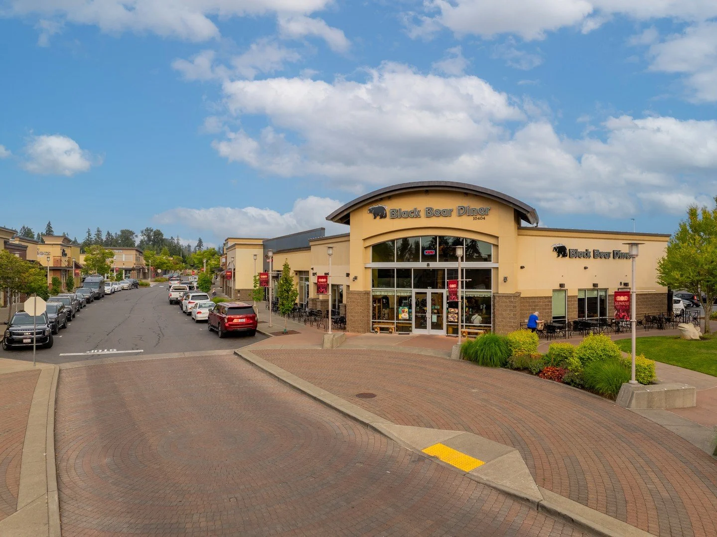 Start your morning with a smoothie, treat yourself to a little retail therapy, or wind down with dinner on the patio. Whether you're checking off your to-do list or meeting up with friends, Sunrise Village has everything you need in one place.

mysun
