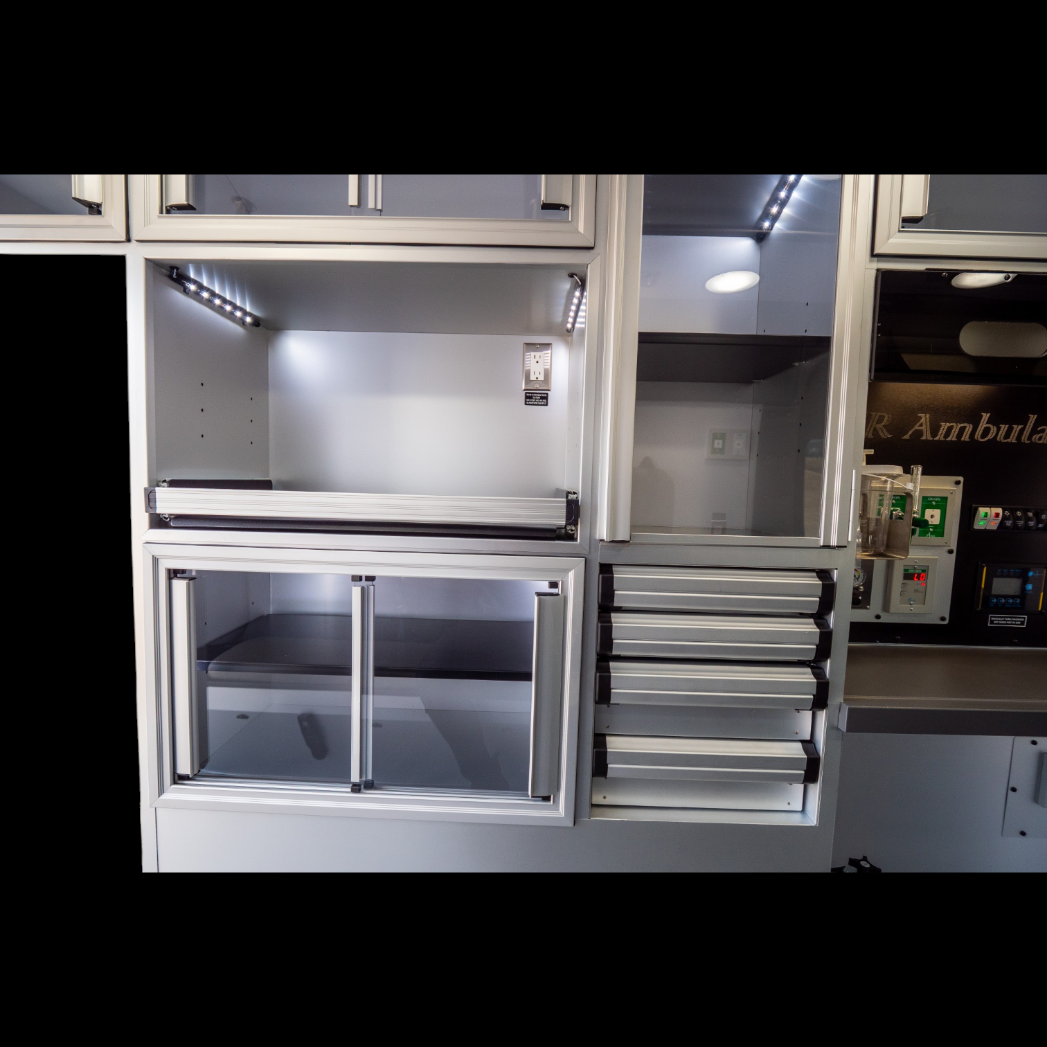 Pioneer II Elite Ambulance 32-Photoroom.png