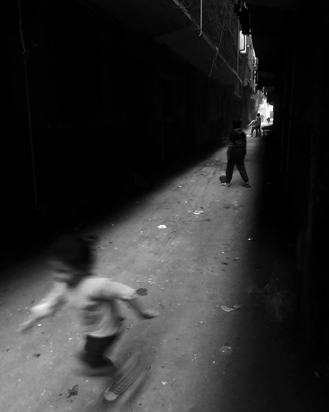 Photo by @muetasem_711 #documentaryphotography #streetphotography #blackandwhitephoto #chiaroscuro #icp #internationalcenterofphotography #photographersgallery #coberlin