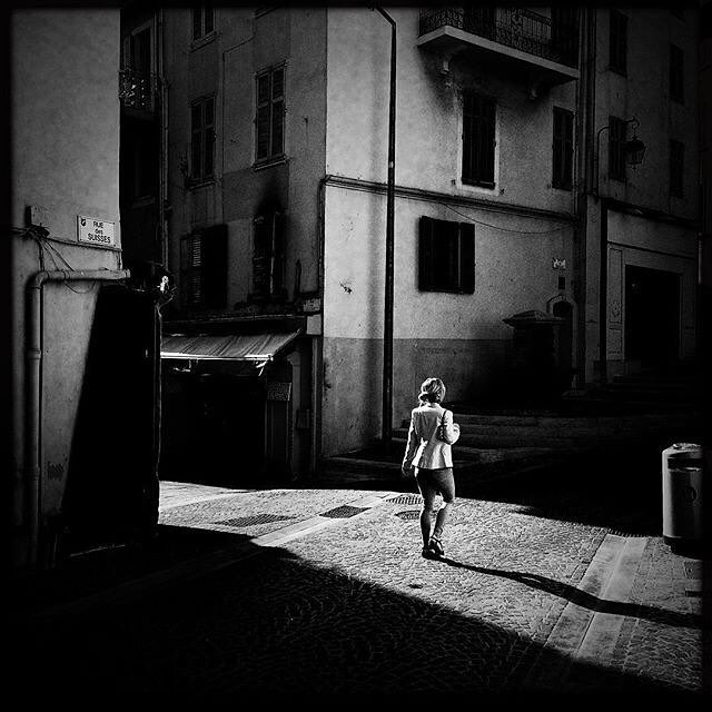 Photo by: @niels_b 
France 
Here she goes. Le Suquet, Cannes. #streetphotography #streetphotographers #cannes #documentaryphotography #reportage #filmnoir #chiaroscuro #cinematic #nightphotography #moody #atmosphere #lighting #lightandshadow #lesuque