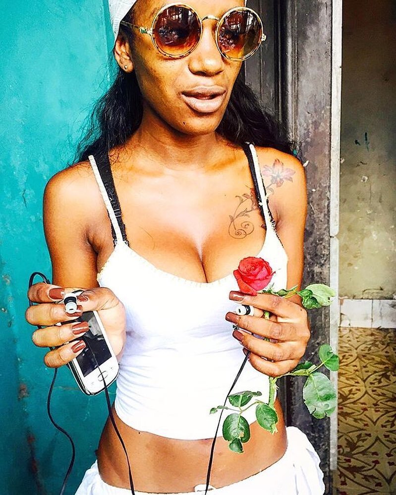 Photo by; @erhangurkan01 ( Cubana with tattoo Havana/Cuba)#havana#cuba  #vsco #documentaryphotography #socialdocumentary #reportage #tattoo #rose #streetstyle #streetfashion #havanaclub #streetfashion #sunglasses #streetphotography