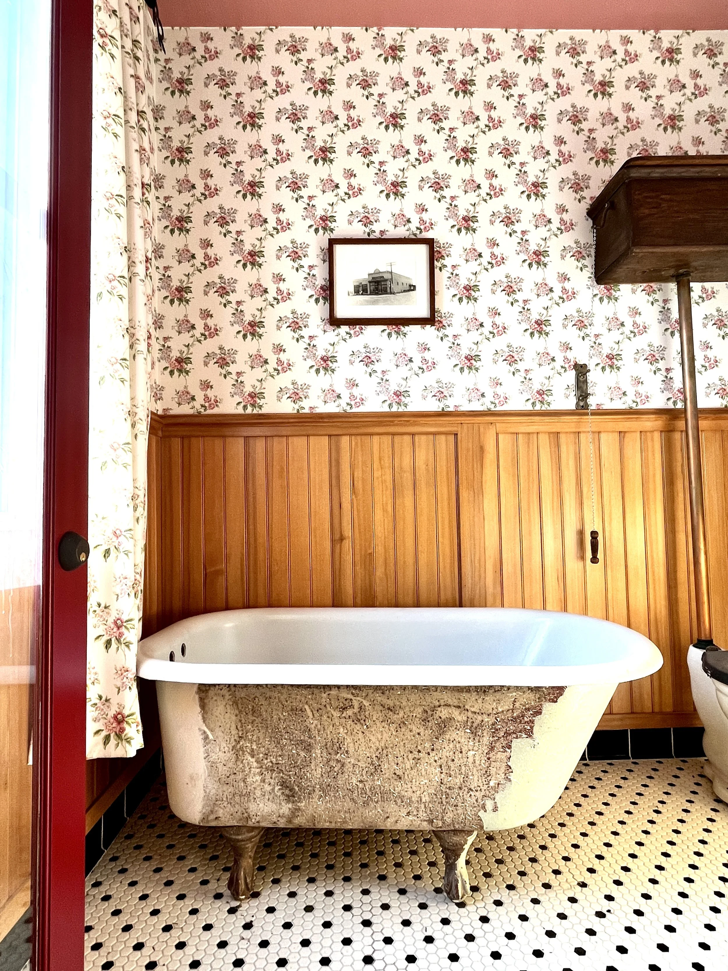 Shaniko Hotel Bathroom