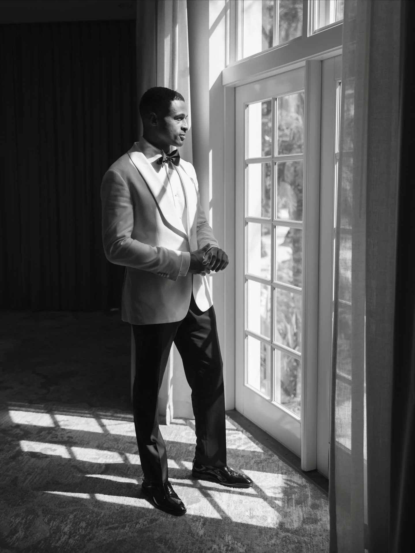 A moment from the bride and groom&rsquo;s preparations ✨📸 

TEAM 

Styling: @socialkaievents
Venue: @palmshotelmiami
Photo: @danielaescobarweddings
Video: @gisellefilms
Florals: @cass_and_jeanflowerco
Entertainment: @curate_entertainment
Production 