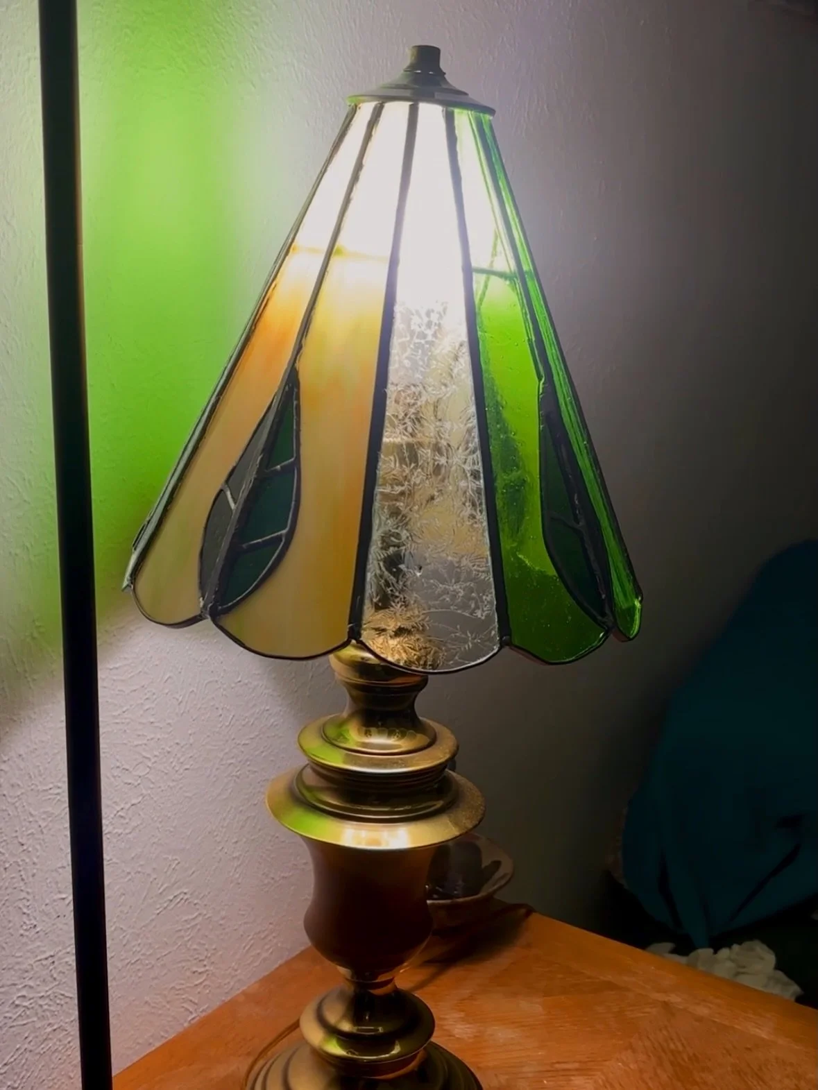 Diving headfirst into this lamp was such a fun learning experience, with multiple mistakes to learn from along the way. I&rsquo;m so excited for the next one. 
-
-
-
-
#artist #stainedglass #lamp #homedecor #glassart