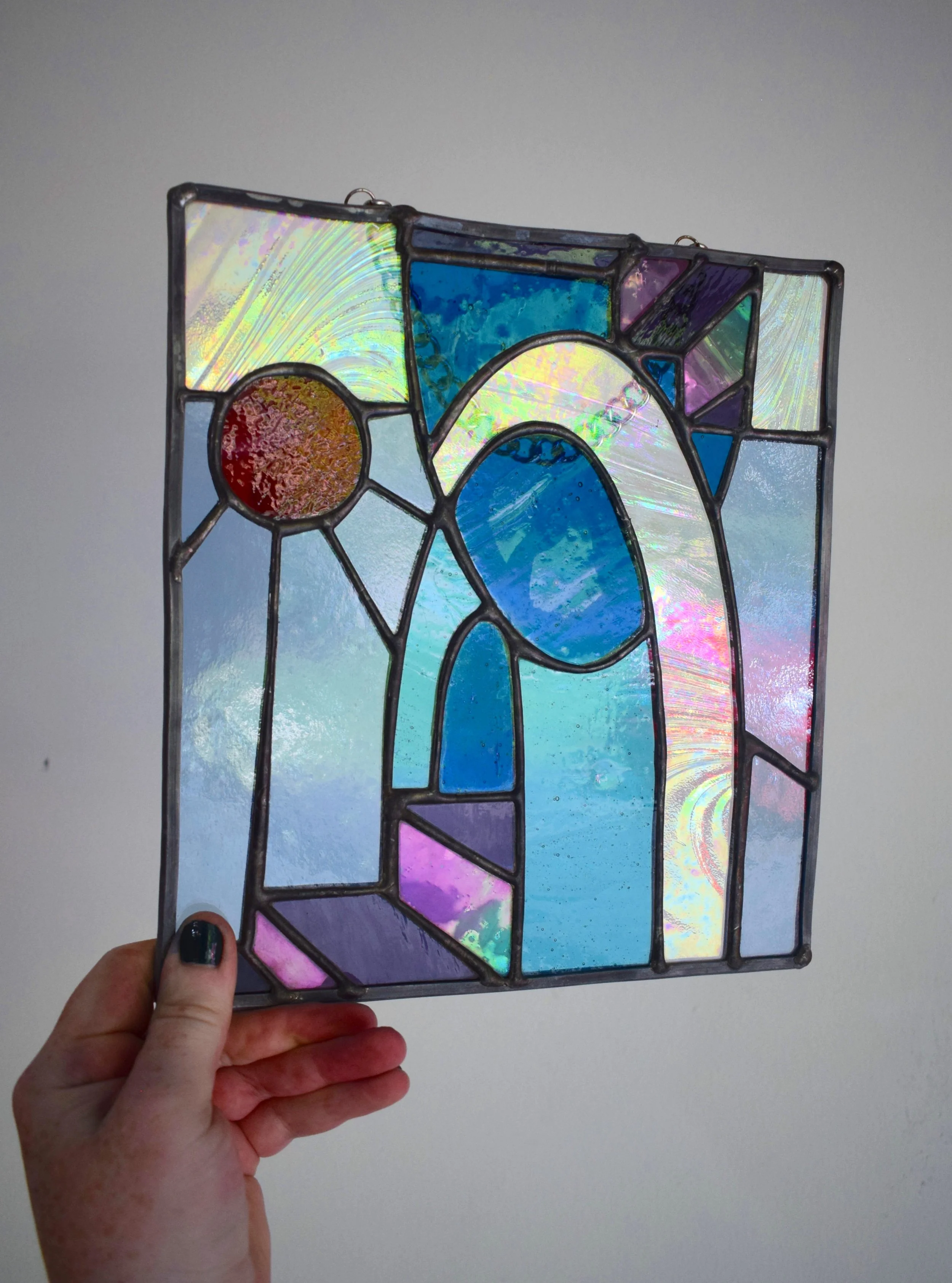 Iridescent glass makes my heart glow:) 
This magic arch is available online!
#stainedglass #glassartist #artwork #homedecor #blackbirdswindow