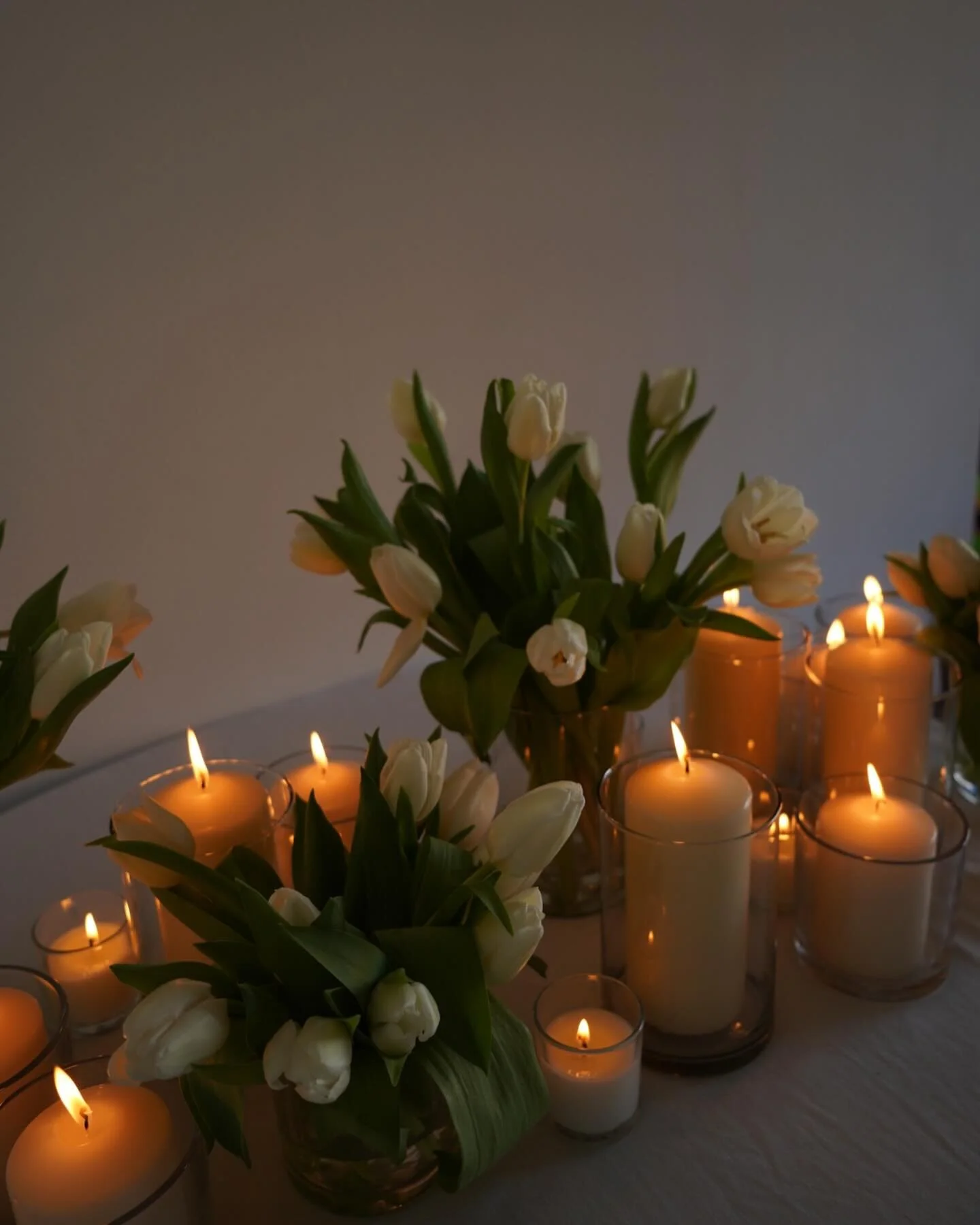 El juego de la luz. La misma flor. Un solo color. Una idea tan cl&aacute;sica como acogedora 🕯️🌿
