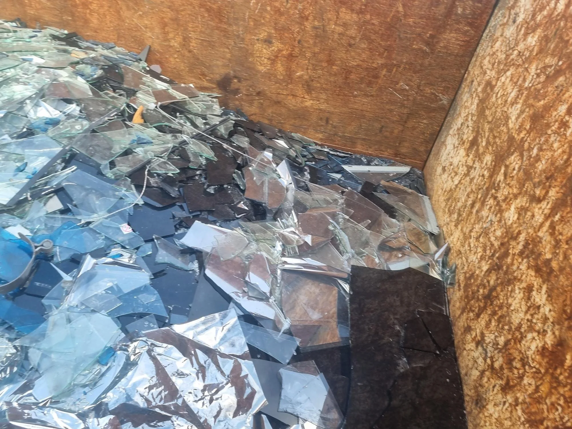 Phoenix-Metalman-Recycling-NZ_Demolition_Bush-Rd-Auckland_Glass Bin.jpg