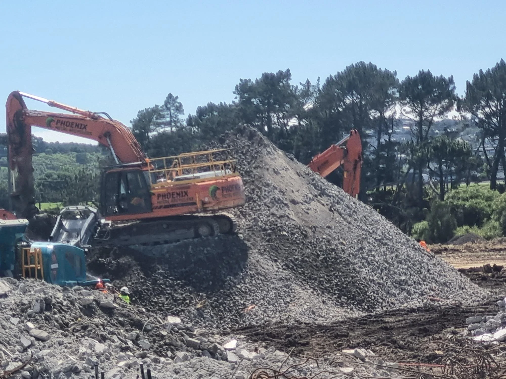 Phoenix-Metalman-Recycling-NZ_Demolition_Bush-Rd-Auckland_Rubble.jpg