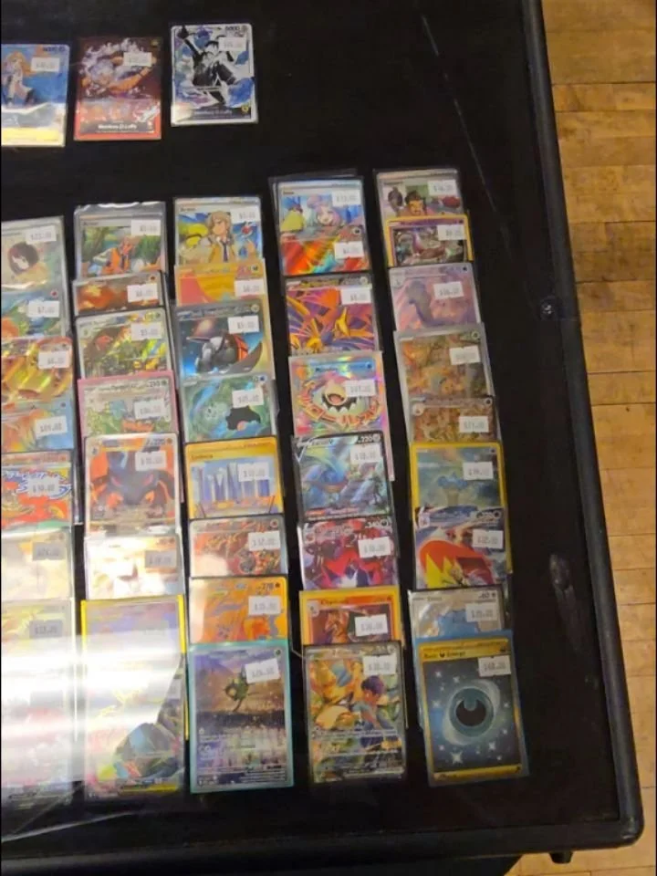 All set up at the Wemtzville card show! Come see your favorite NPCs.

#cardshow #yugioh #pok&egrave;montcg #magicthegathering #unionarena