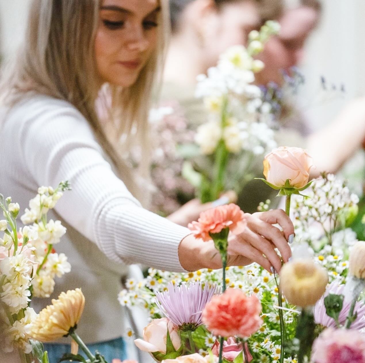 🌷 JG Bouquet Bar 🌷

This past February I had the joy of hosting a bouquet making night for the wonderful ladies of @txbaptcollege ! 
Such a beautiful event organized by the amazing @katelynwestcanady 

About the Bouquet Bar experience ✨
From intima