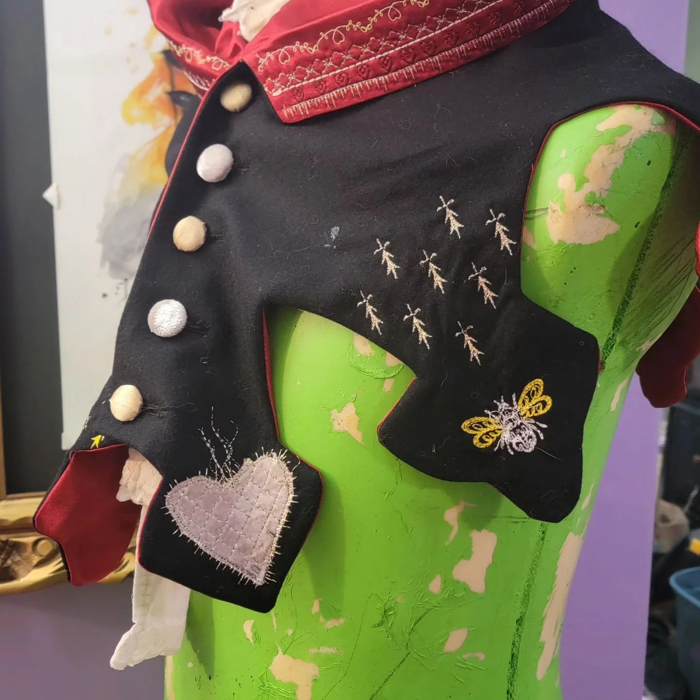 Work in progress 

A little embroidered medieval hood in wool linen in red satine