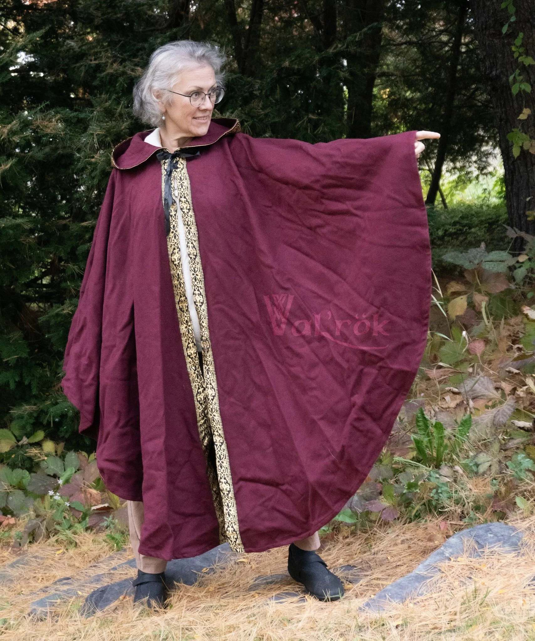Last chance for in stock thick wool cloak. One short round cape and a Long Cleric Cloak in stock. 

https://valrok.net/valrok/p/cape-en-laine-violette-avec-garniture-argente-en-inventaireclericwool-cloak-purple-silver-trim-stock-flctc?rq=cape