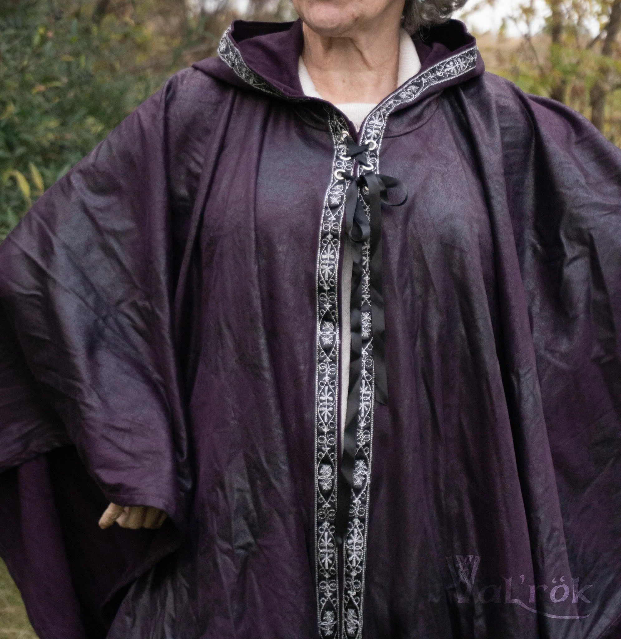 LAST CHANCE Unique cloak style ''Cleric'' in exquisite plushy suede inside and textured leather-like outside for a fashionable light cloak. Rounded hood with silver embroidered trim. 

https://valrok.net/valrok/p/cape-en-laine-violette-avec-garniture