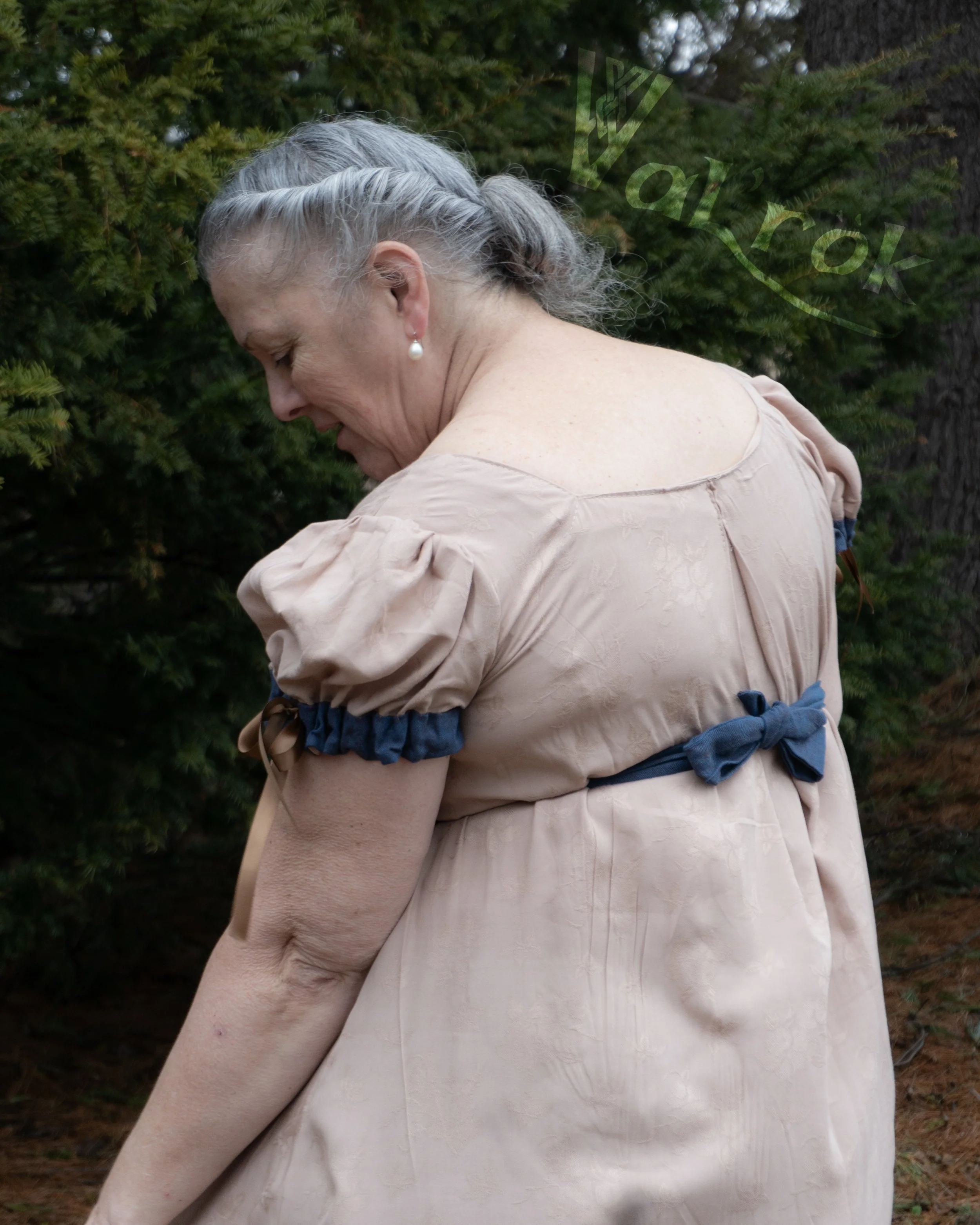 miss wynn beige dos trois quart midi.jpg