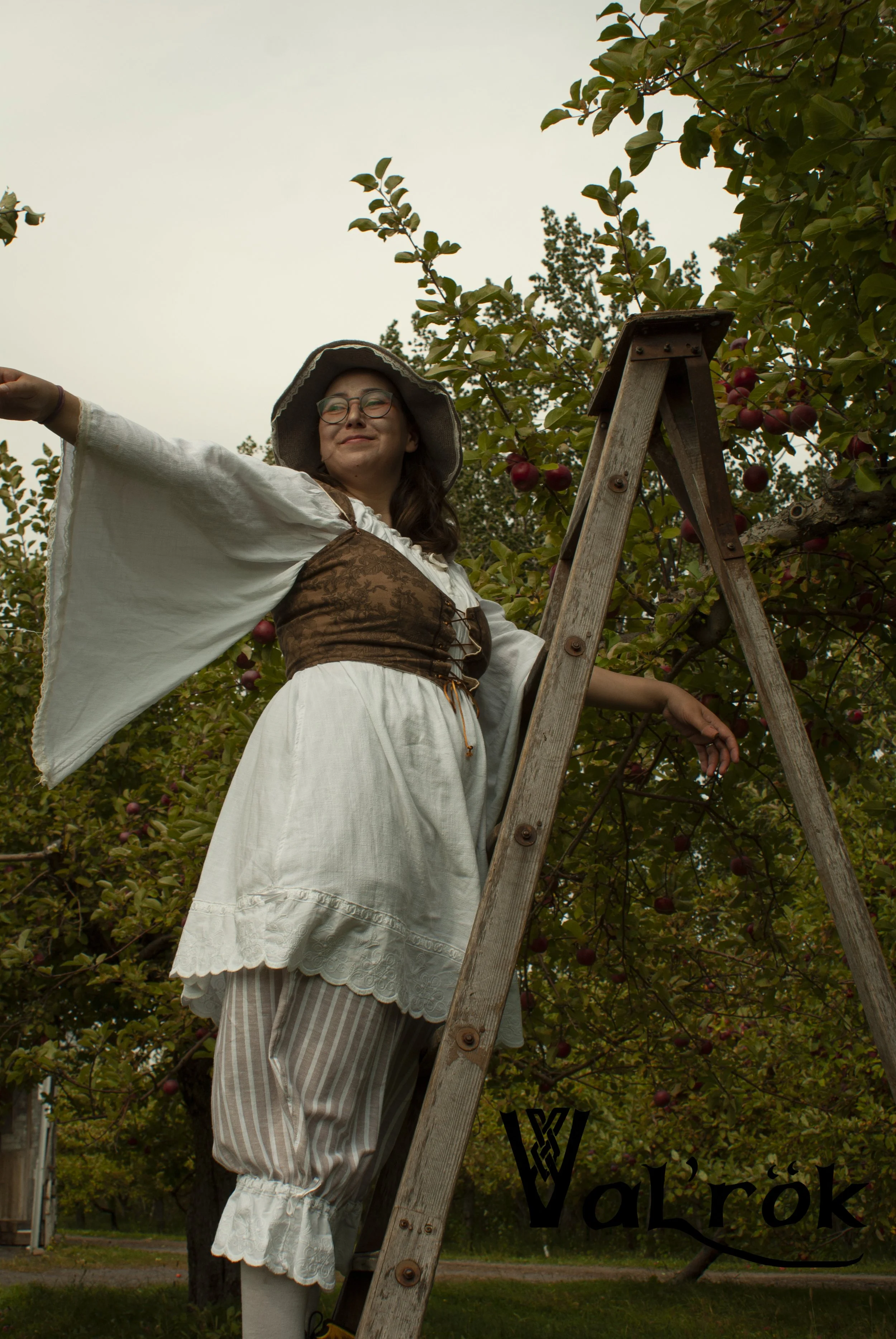 CAROLE-ANNE DANS L'éCHELLE DENTELLE CHAINSE BUSTIER BRUN MAJLINE MUSHY.jpg