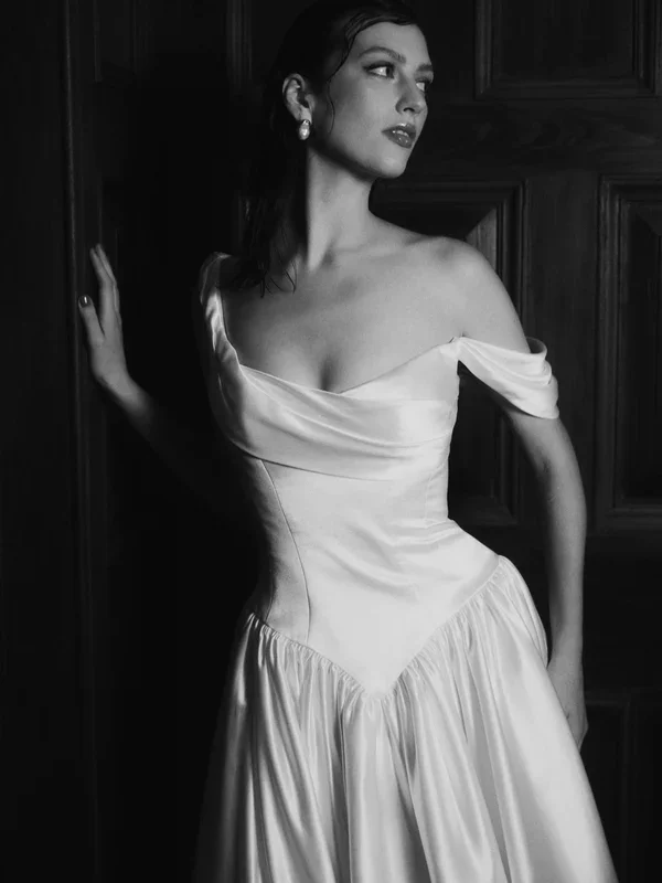 Floure_Studio_24_BW-4_c53732ee-7b02-4a30-b296-de079d96433f.jpg.webp