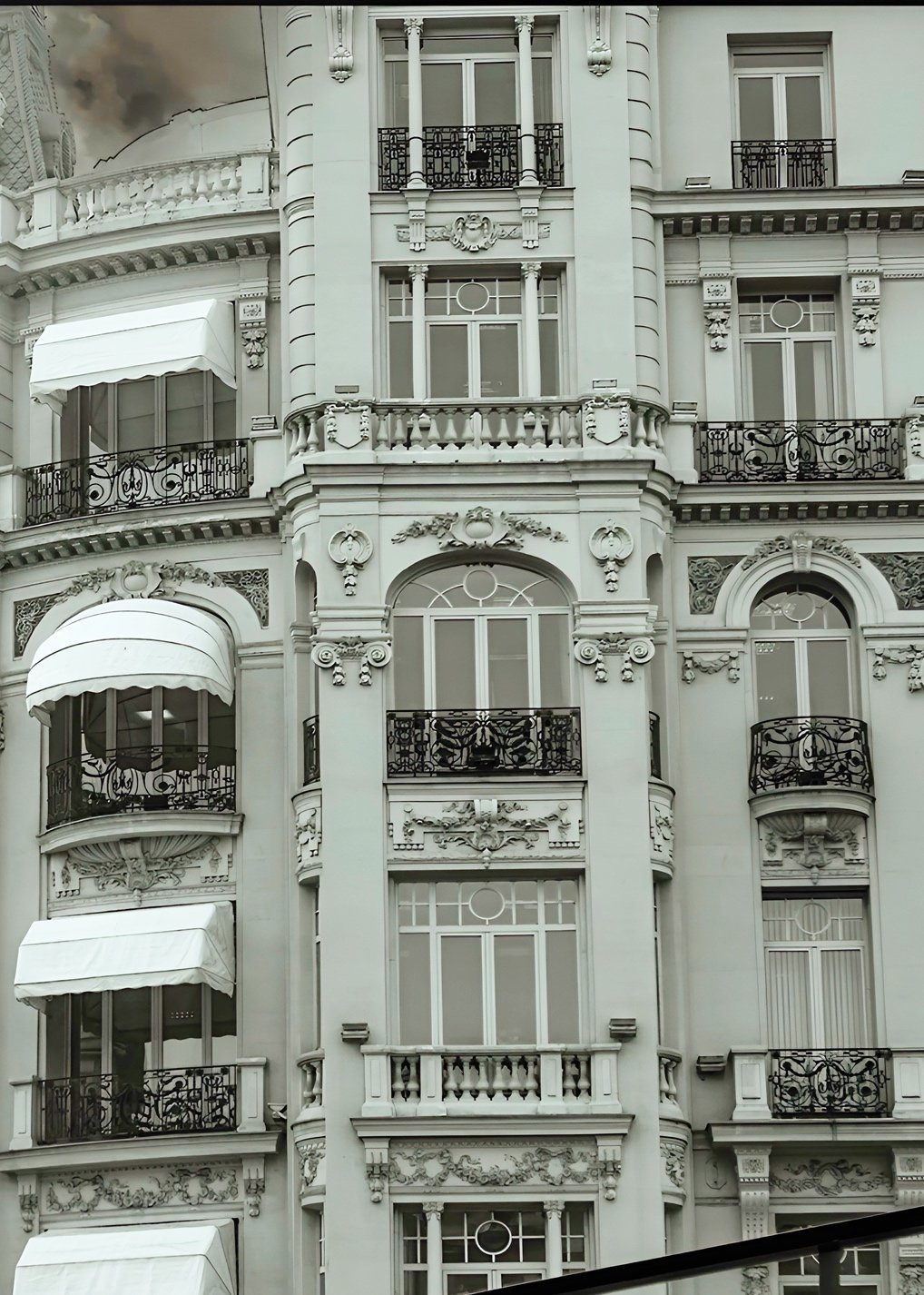 Spain%27s+Madrid+Building+%26+Top+of+Tourist%27s+Bus+B%26W++5X7+++%23Igp4906b.jpg