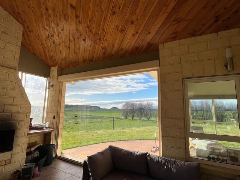 Check out these awesome clear PVC Ziptrak NZ blinds from earlier this year out at Waitarere! And check out that classic Rural NZ view 🌲
These blinds were polished off nicely with powder coating to match the brick, and the streamline pelmet to hide t