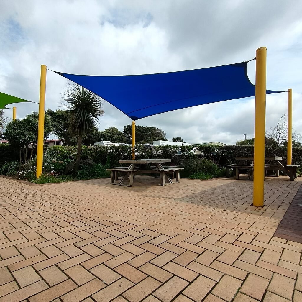 BRIGHT &amp; FUN 🤩 
New shade sails recently installed for @wellingtontop10holidaypark 🙌 

Such a pleasure being able to refresh this area, following unfortunate storm damage to their old sails. With our awesome colour range, it was an easy job to 