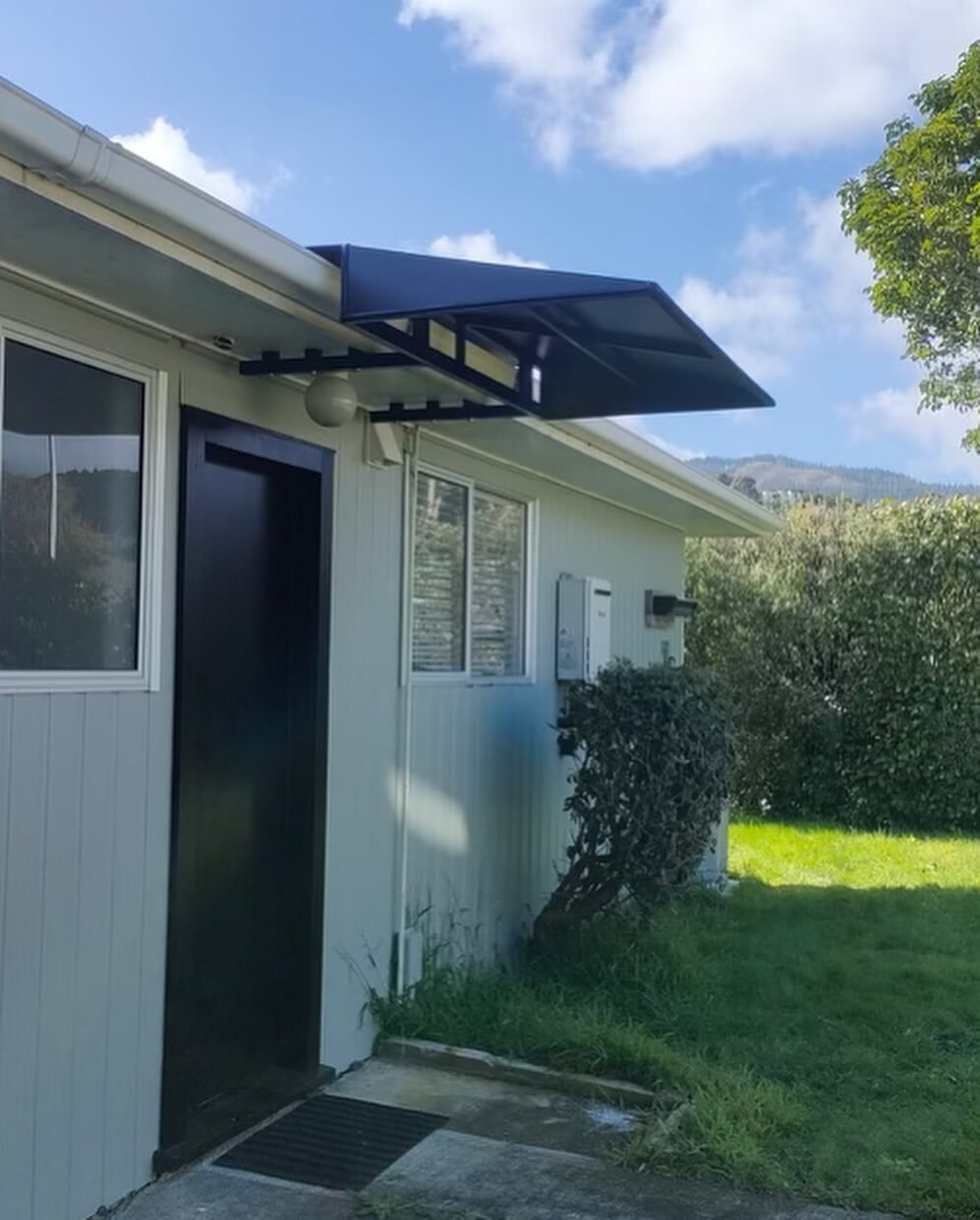 Recently completed 💪
custom fixed frame awnings, for one of our wonderful repeat customers 🩷 ✔️ 

The goal was to create just that little bit of extra rain protection at both entrances to the home, without losing any of the extension under the soff