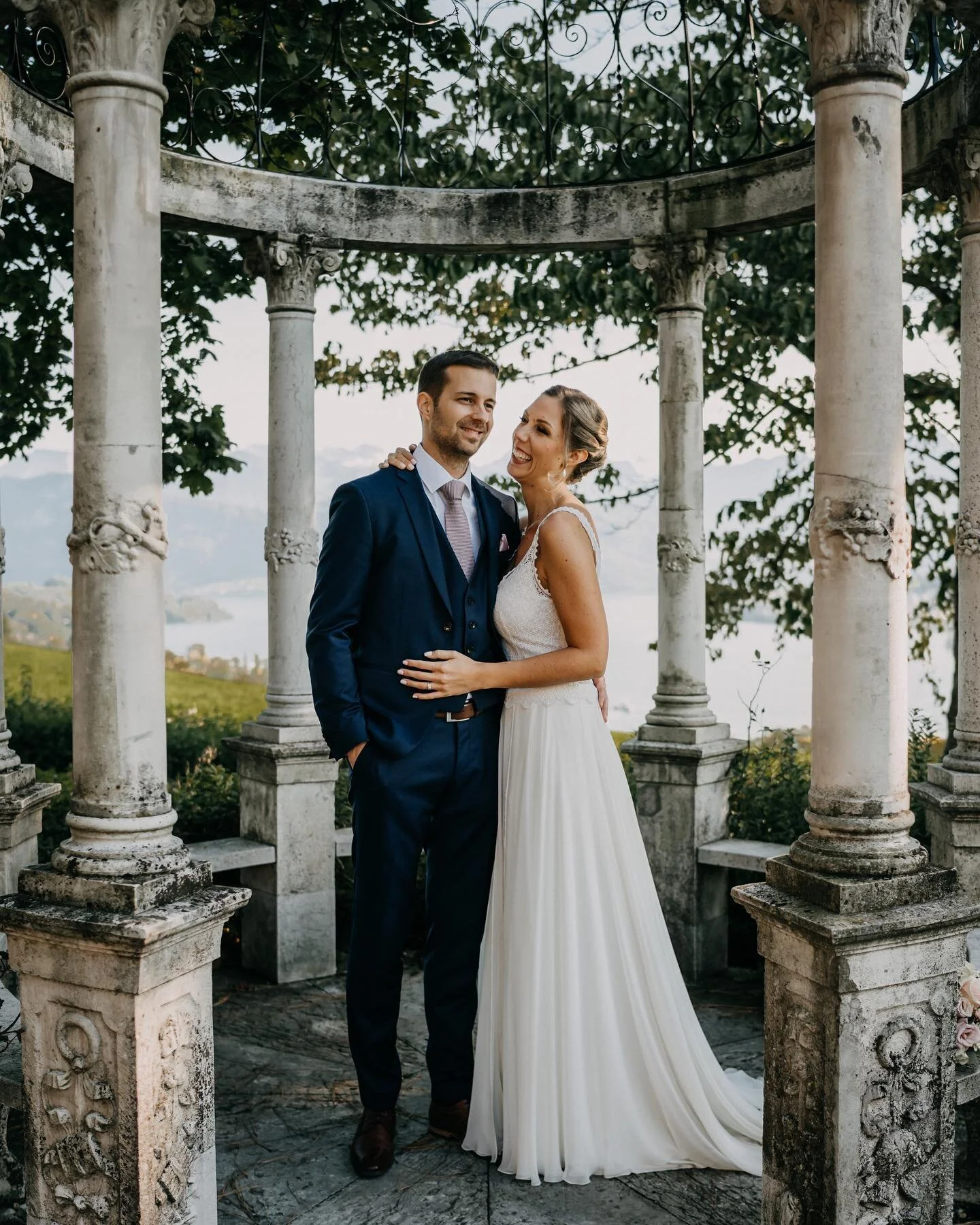 What a beautiful day to be part of🖤 #bride #bridemakeup #wedding # love #style #luzern 👰🏻 @carmenlaolaa 📸 by @dennisnutz_photography