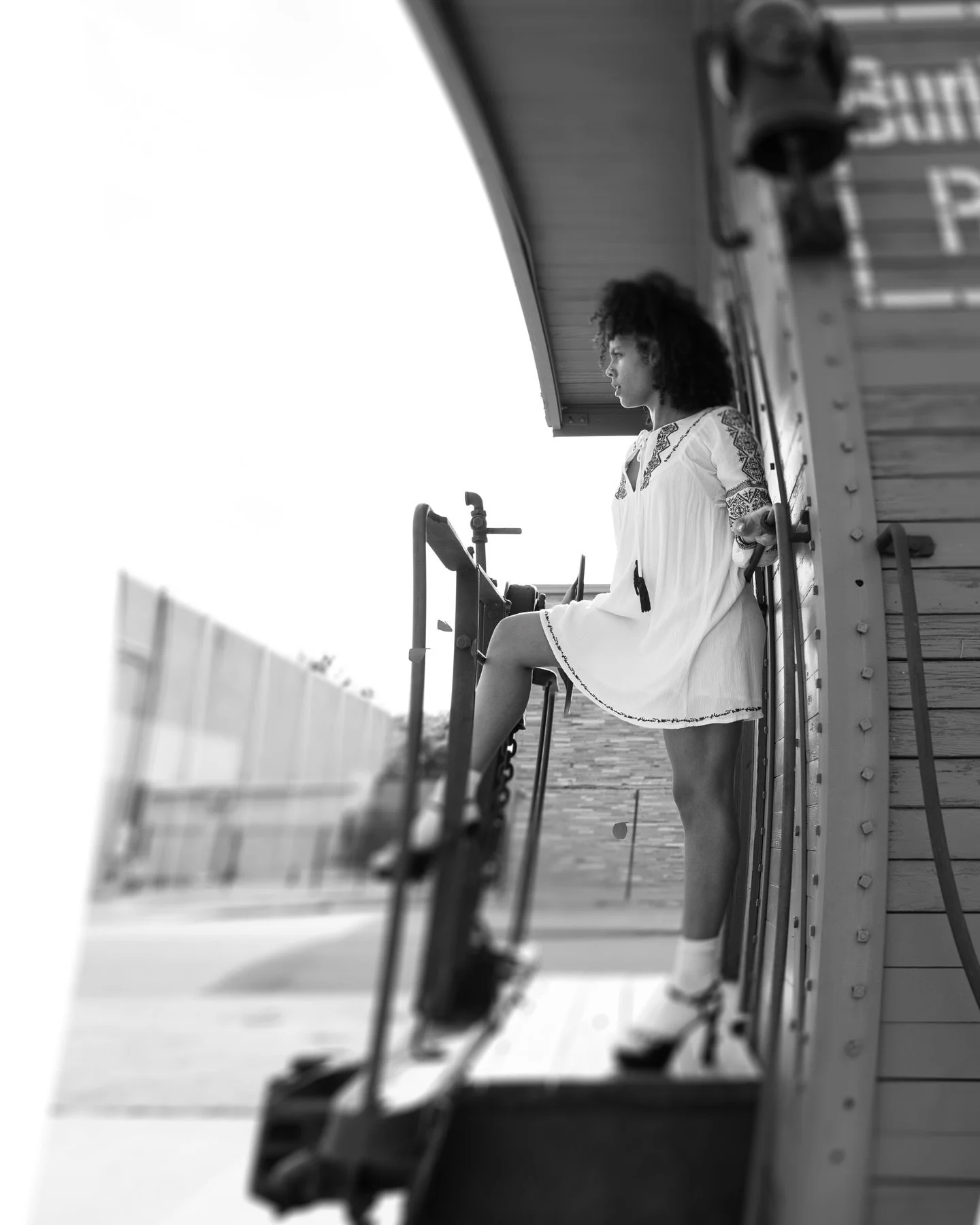 I just wanna know where she&rsquo;s going&hellip;🚂✨

.
.
.

#dallasmodeling #houstonmodels #houstonphotographer #dallasphotographer #irvingheritagedistrict #downtownirving  #train #photography #photographers #models #fashion #streetphotography #mono